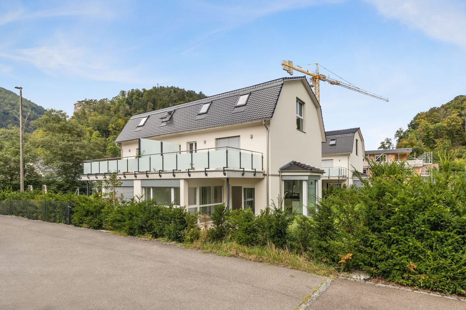Stilvolles Wohnen: 5.5-Zimmer-Doppelhaus mit Wintergarten — Ansicht 9