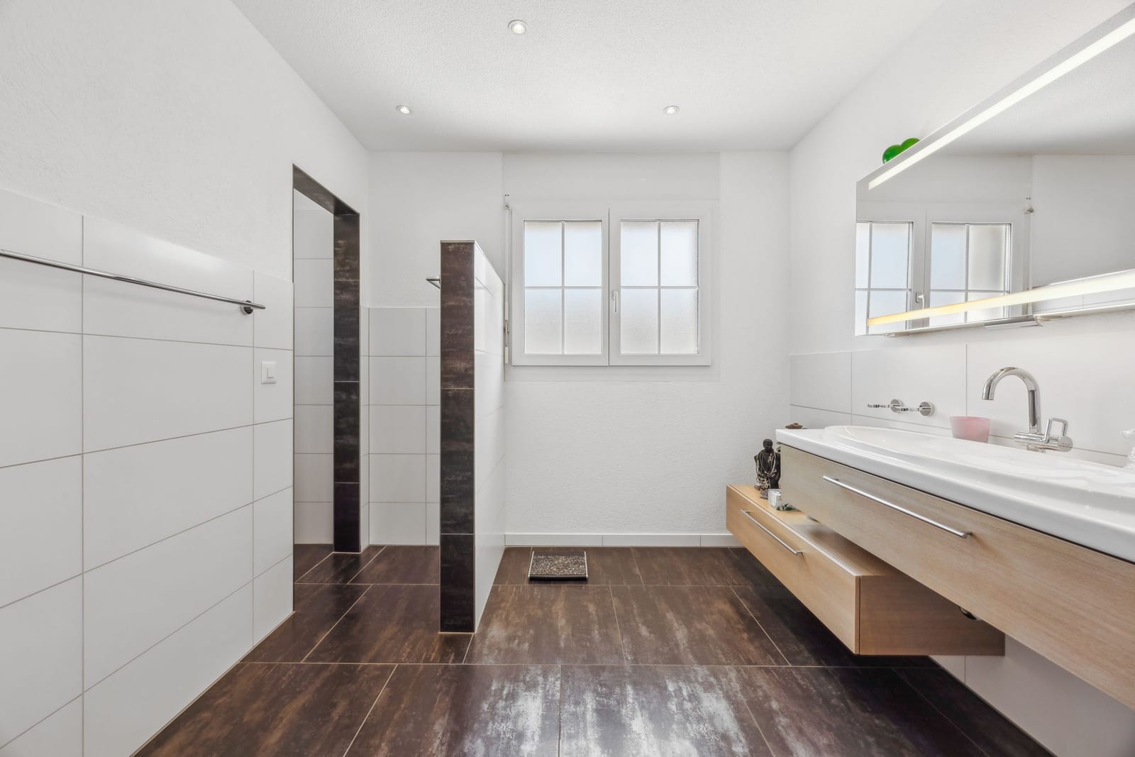 Gepflegtes Einfamilienhaus in Suhr – ruhige Wohnlage, modernes Ambiente und durchdachte Architektur — Ansicht 7