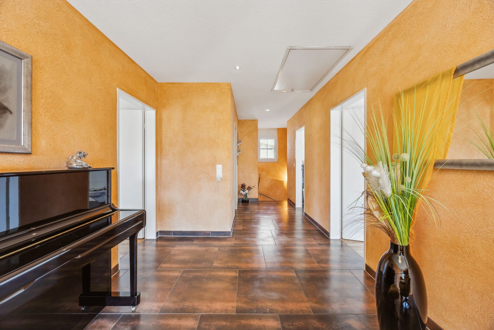 Gepflegtes Einfamilienhaus in Suhr – ruhige Wohnlage, modernes Ambiente und durchdachte Architektur — Ansicht 12