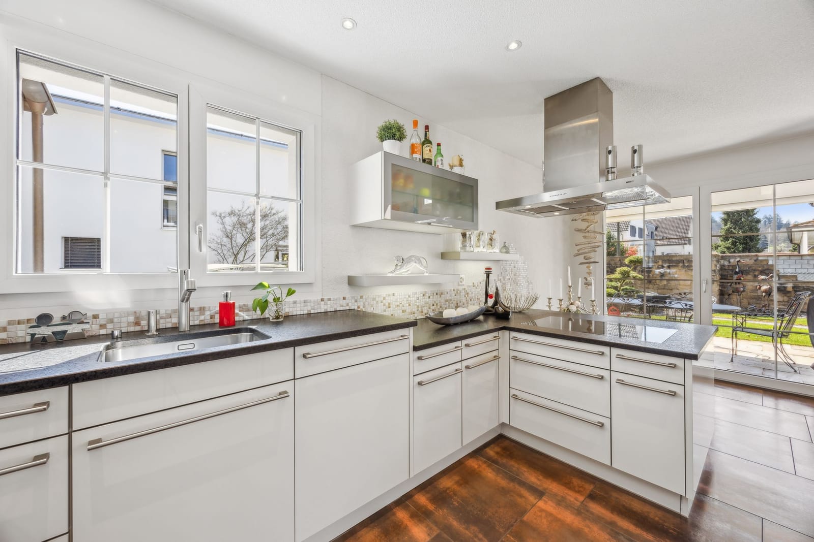 Gepflegtes Einfamilienhaus in Suhr – ruhige Wohnlage, modernes Ambiente und durchdachte Architektur — Ansicht 4