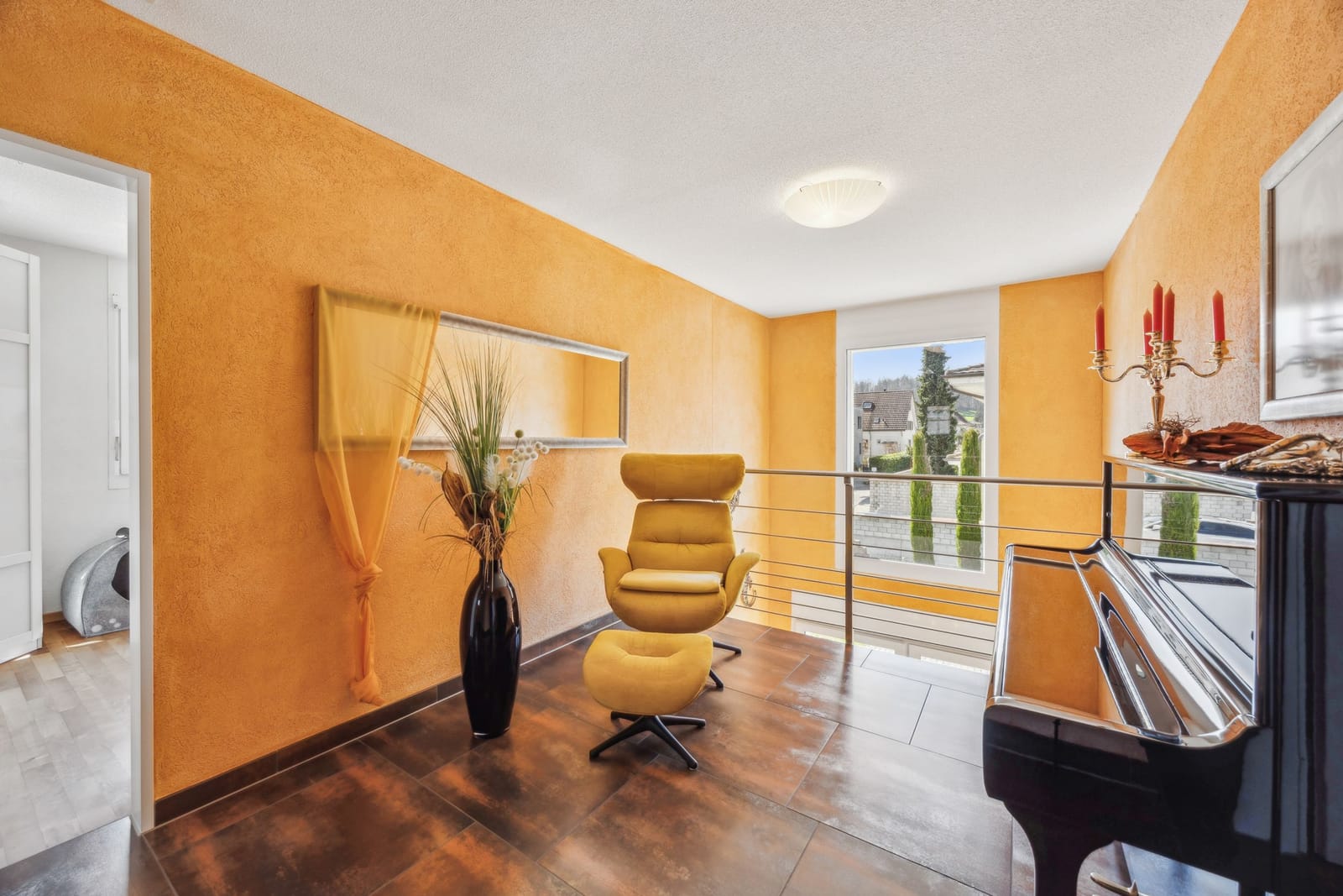 Gepflegtes Einfamilienhaus in Suhr – ruhige Wohnlage, modernes Ambiente und durchdachte Architektur — Ansicht 5