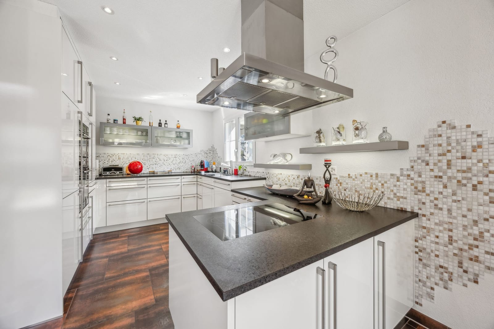 Gepflegtes Einfamilienhaus in Suhr – ruhige Wohnlage, modernes Ambiente und durchdachte Architektur — Ansicht 13