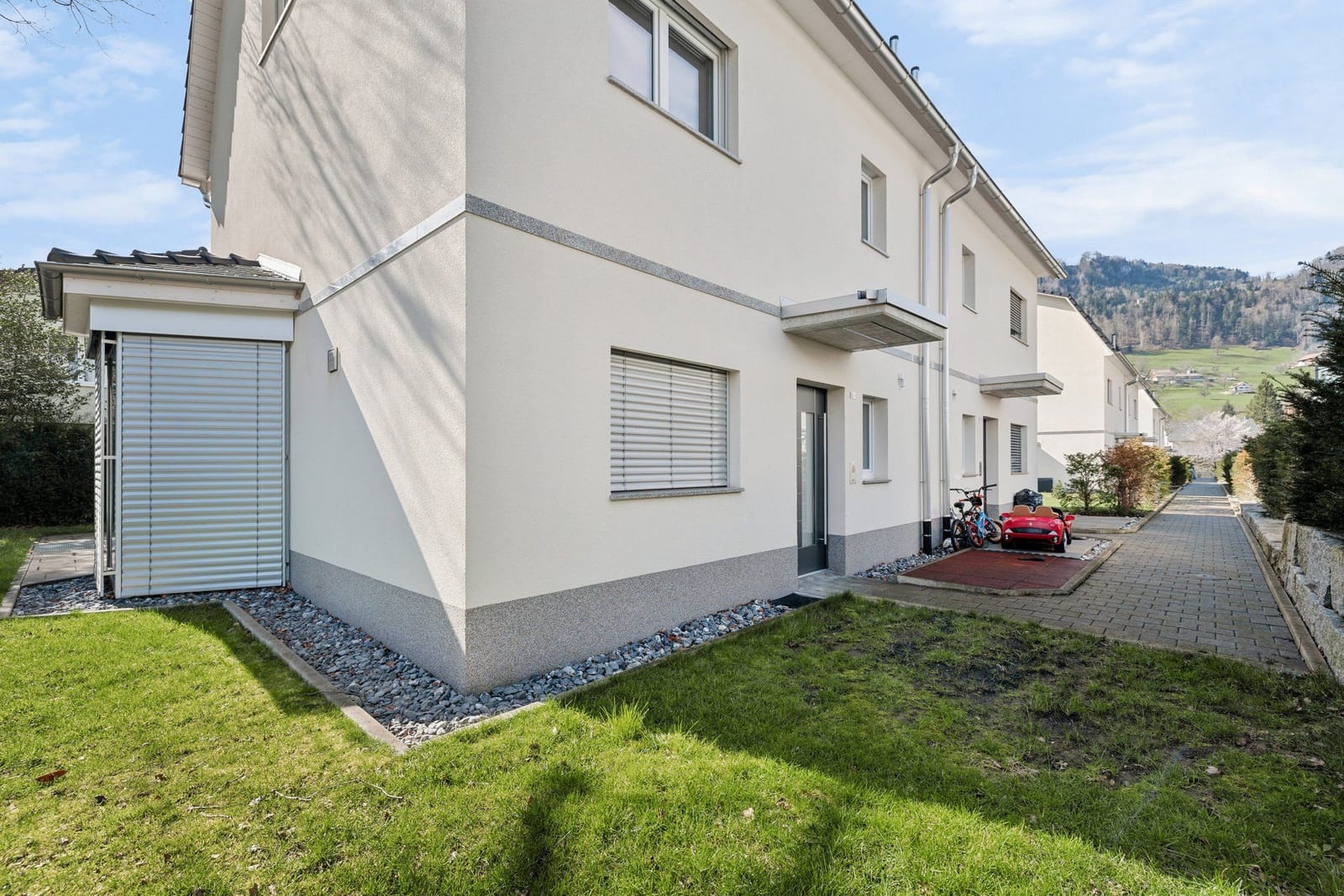 Stilvolles Wohnen: 5.5-Zimmer-Doppelhaus mit Wintergarten — Ansicht 13