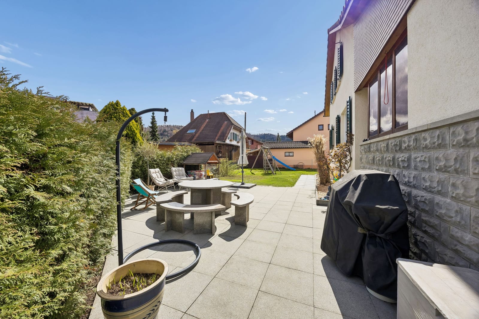 Einfamilienhaus mit Gartenidylle, grossem Aussenbereich und spannendem Ausbaupotenzial — Ansicht 2