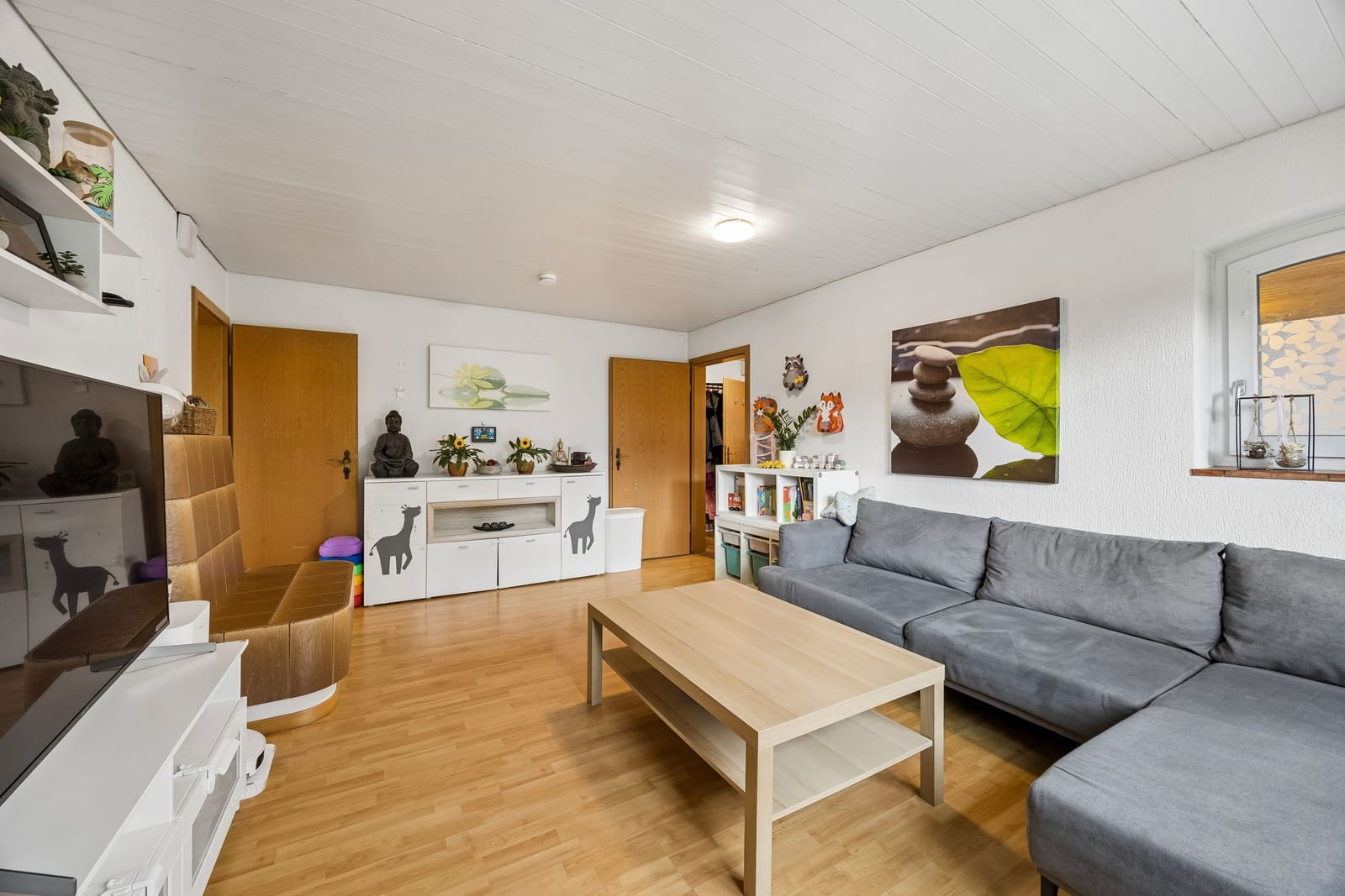 Einfamilienhaus mit Gartenidylle, grossem Aussenbereich und spannendem Ausbaupotenzial — Ansicht 3