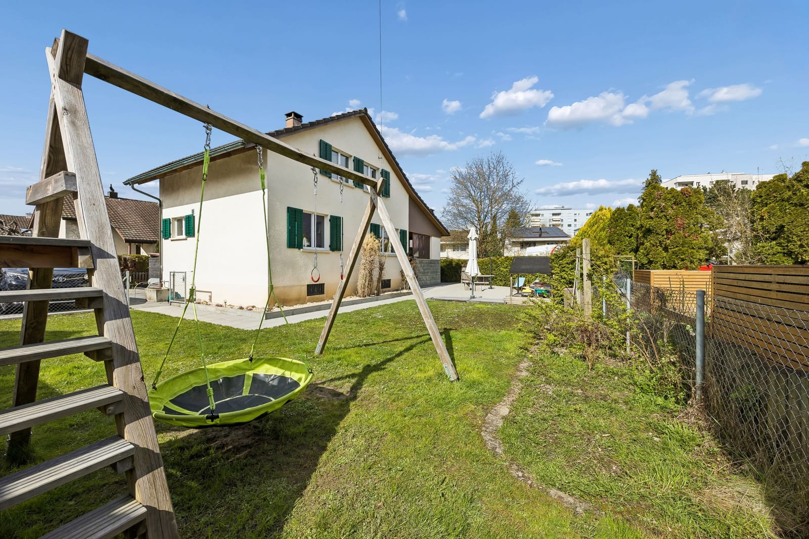 Einfamilienhaus mit Gartenidylle, grossem Aussenbereich und spannendem Ausbaupotenzial — Ansicht 12