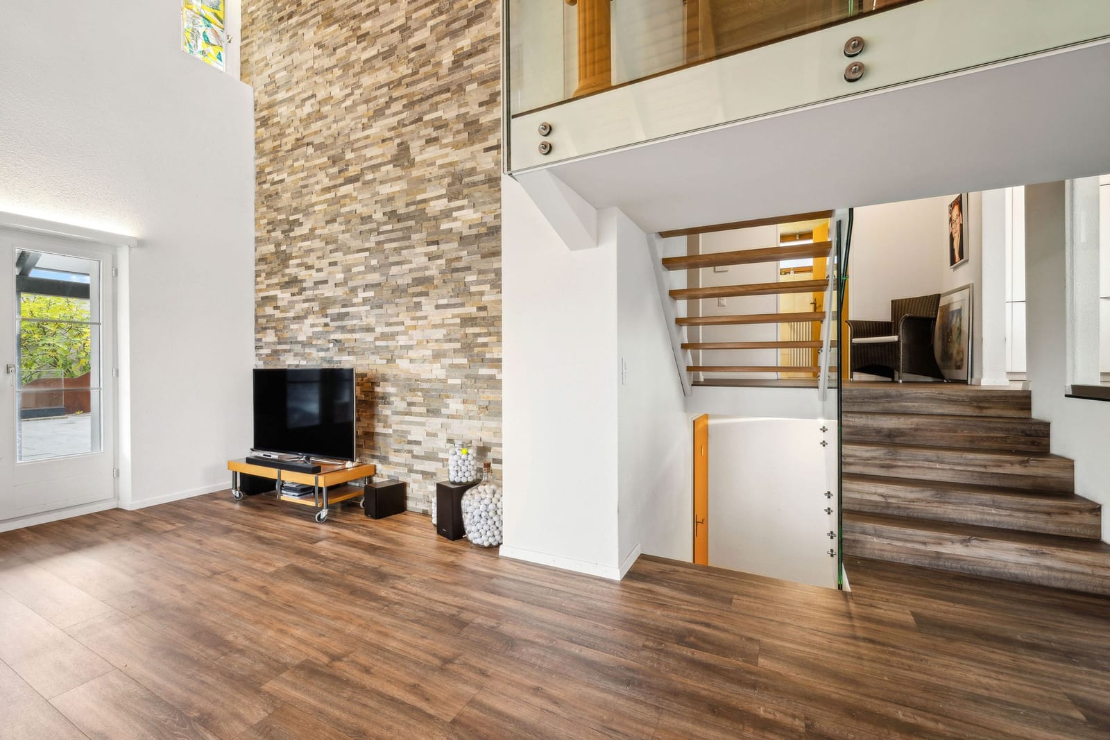 Exklusives Wohnen mit Aussicht: Einfamilienhaus mit Einliegerwohnung — Ansicht 6