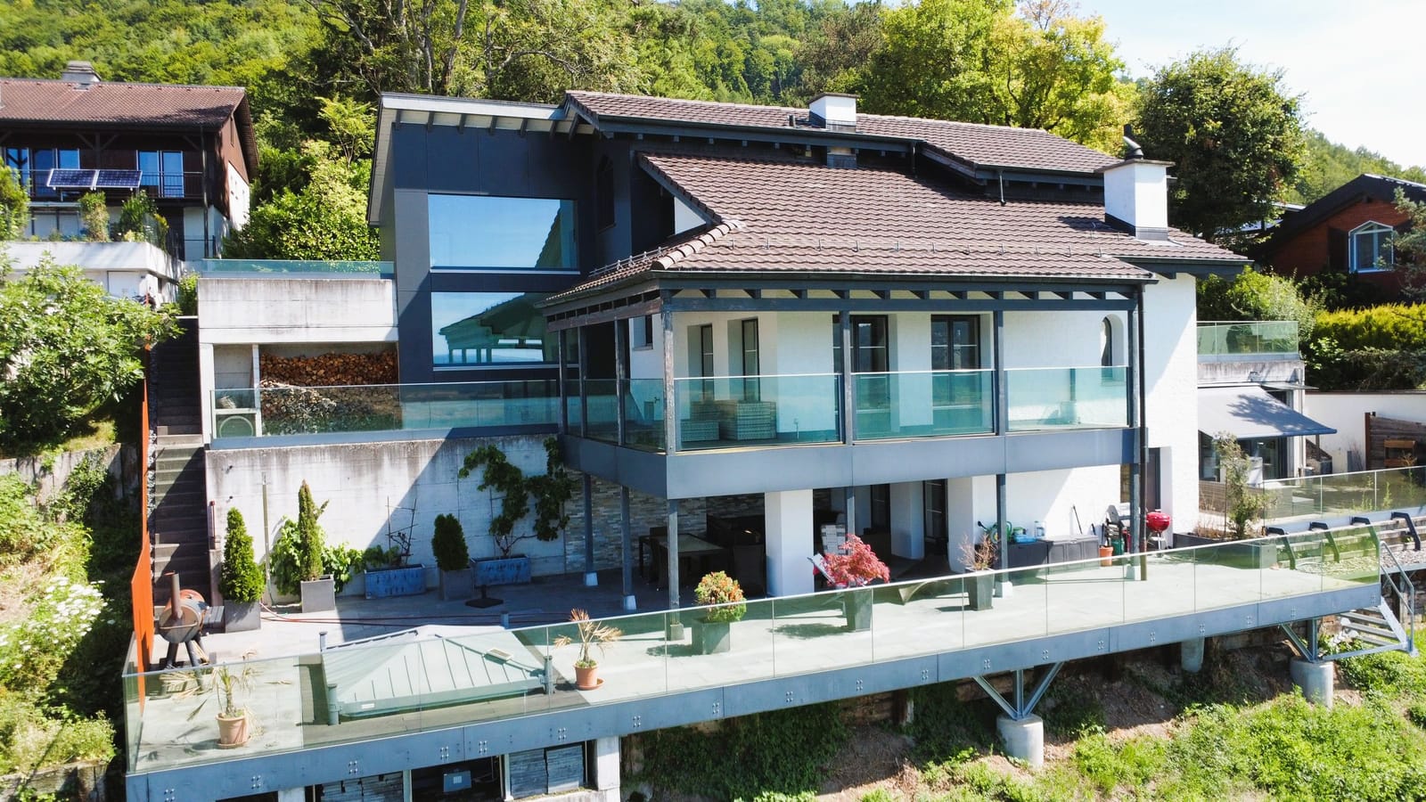 Exklusives Wohnen mit Aussicht: Einfamilienhaus mit Einliegerwohnung — Ansicht 3