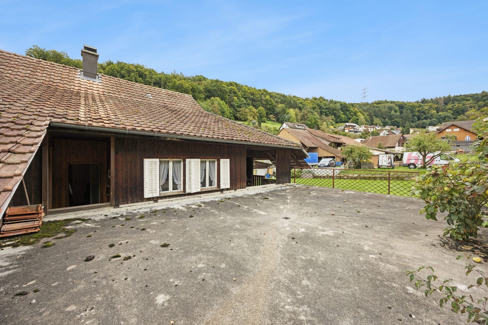 Grosszügiges 7-Zimmer-Haus in Leibstadt mit grosser Dachterrasse und viel Potenzial — Ansicht 4