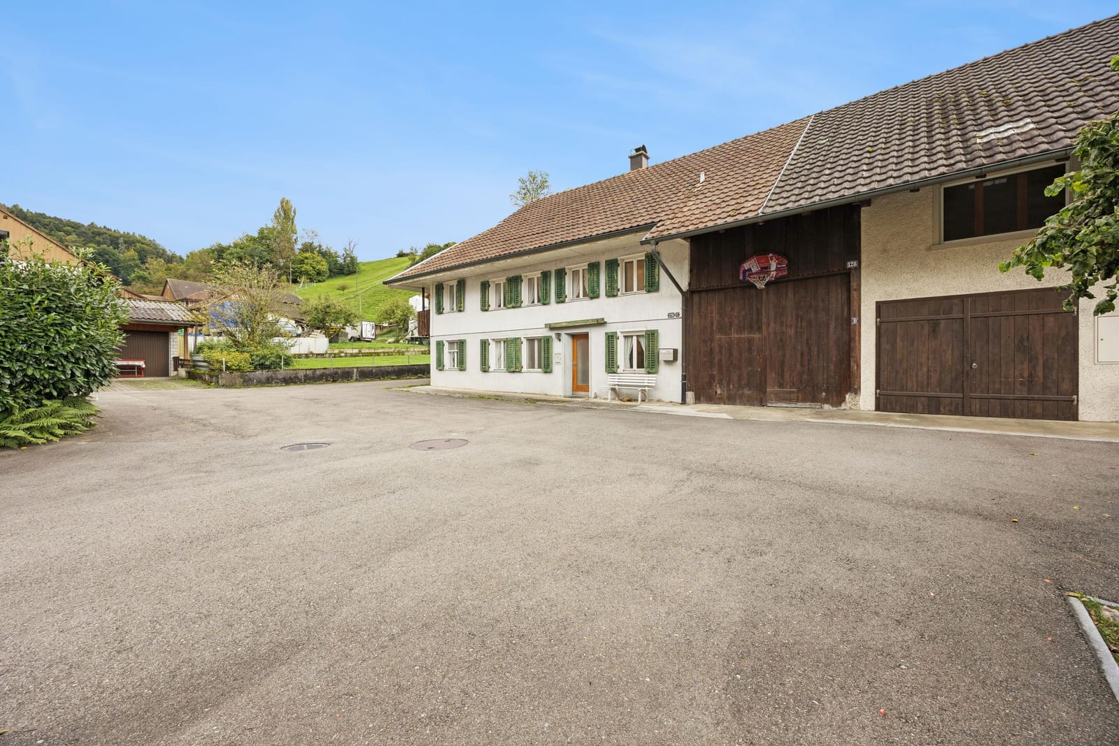 Grosszügiges 7-Zimmer-Haus in Leibstadt mit grosser Dachterrasse und viel Potenzial — Ansicht 2