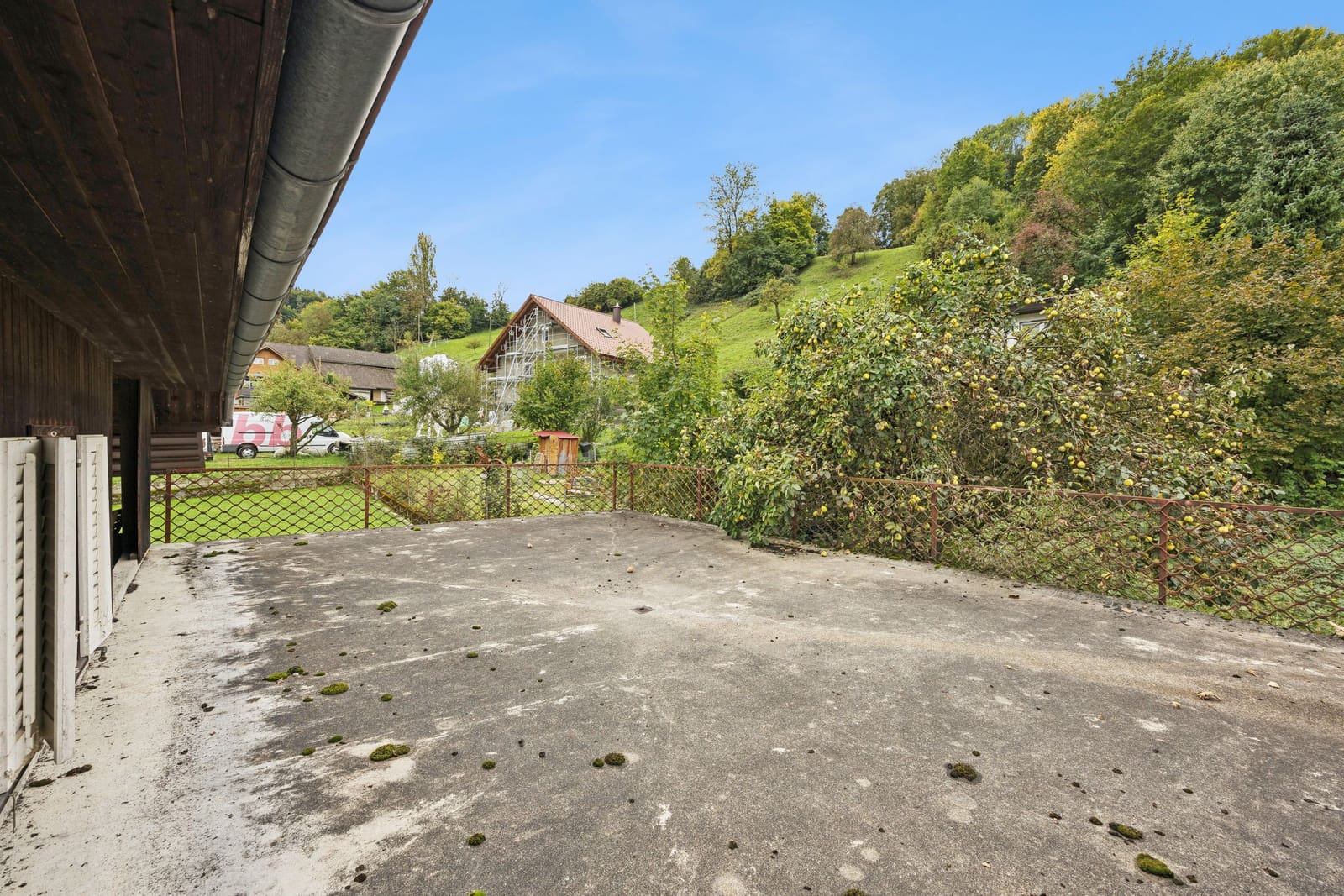 Grosszügiges 7-Zimmer-Haus in Leibstadt mit grosser Dachterrasse und viel Potenzial — Ansicht 5