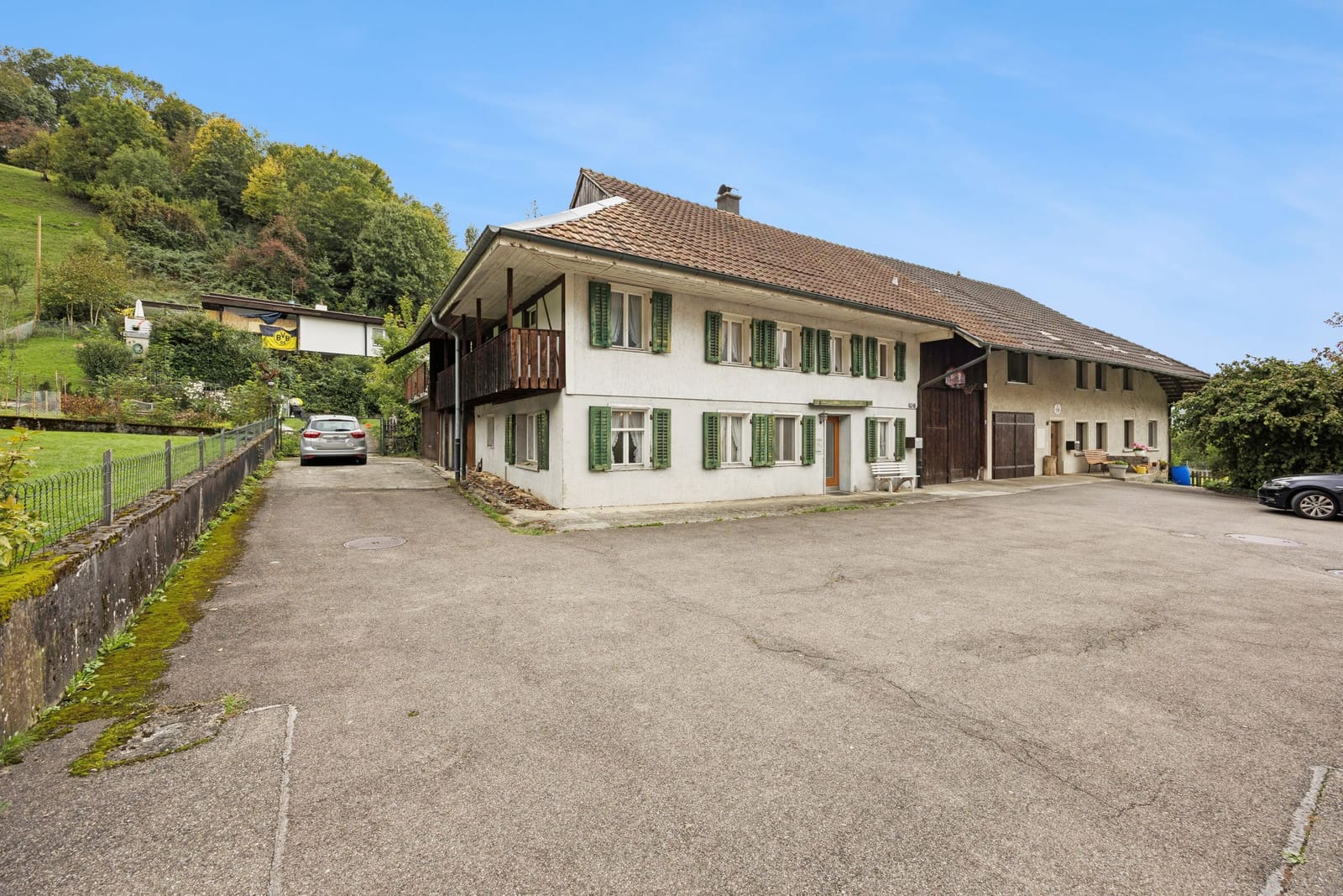 Grosszügiges 7-Zimmer-Haus in Leibstadt mit grosser Dachterrasse und viel Potenzial — Ansicht 3