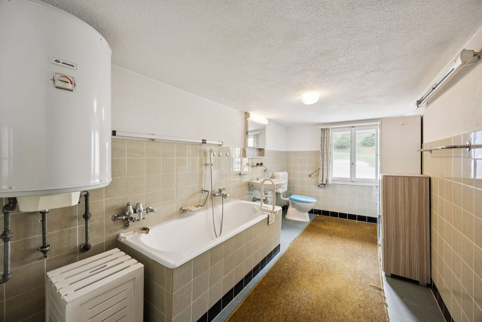 Grosszügiges 7-Zimmer-Haus in Leibstadt mit grosser Dachterrasse und viel Potenzial — Ansicht 6