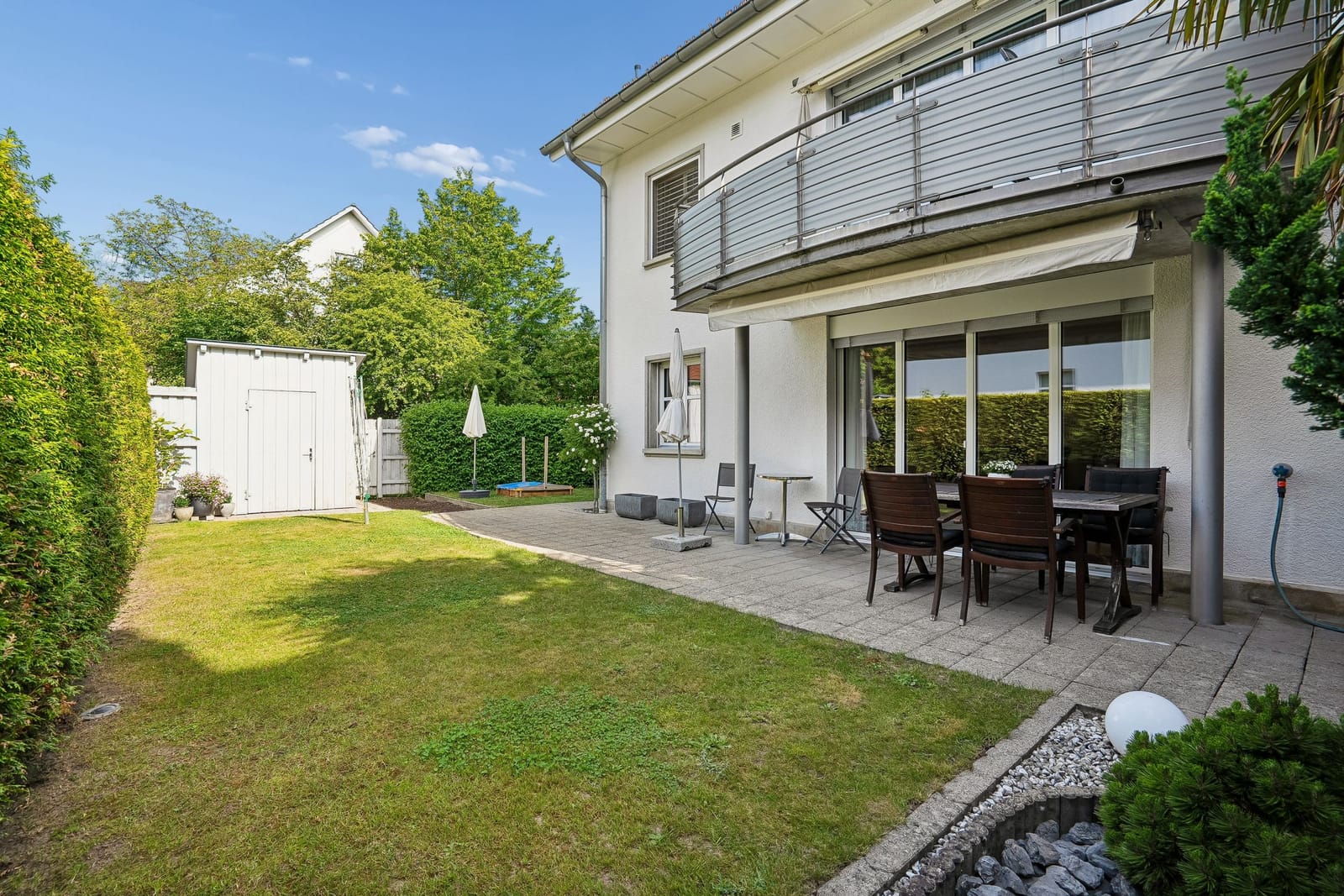 Gartenwohnung mit Einfamilienhausgefühl – 260 m² Privatgarten — Ansicht 2