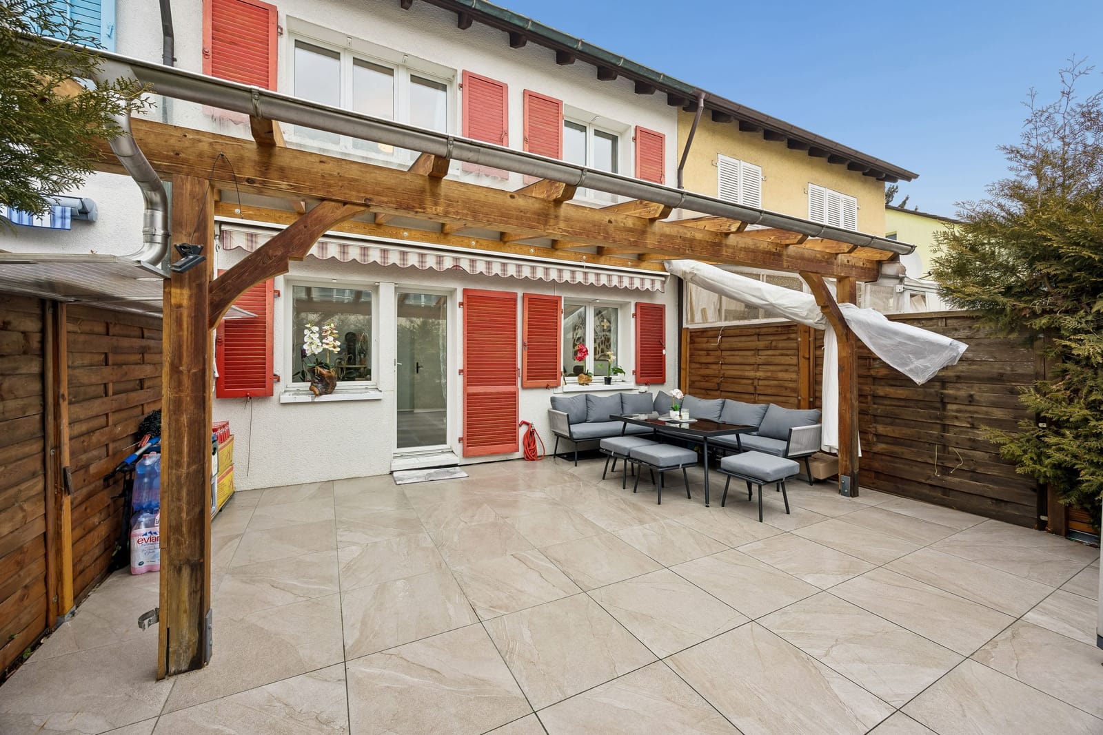 Renoviertes 5.5-Zimmer-Reihenhaus mit 166 m² Gesamtfläche & grosser Terrasse — Ansicht 2
