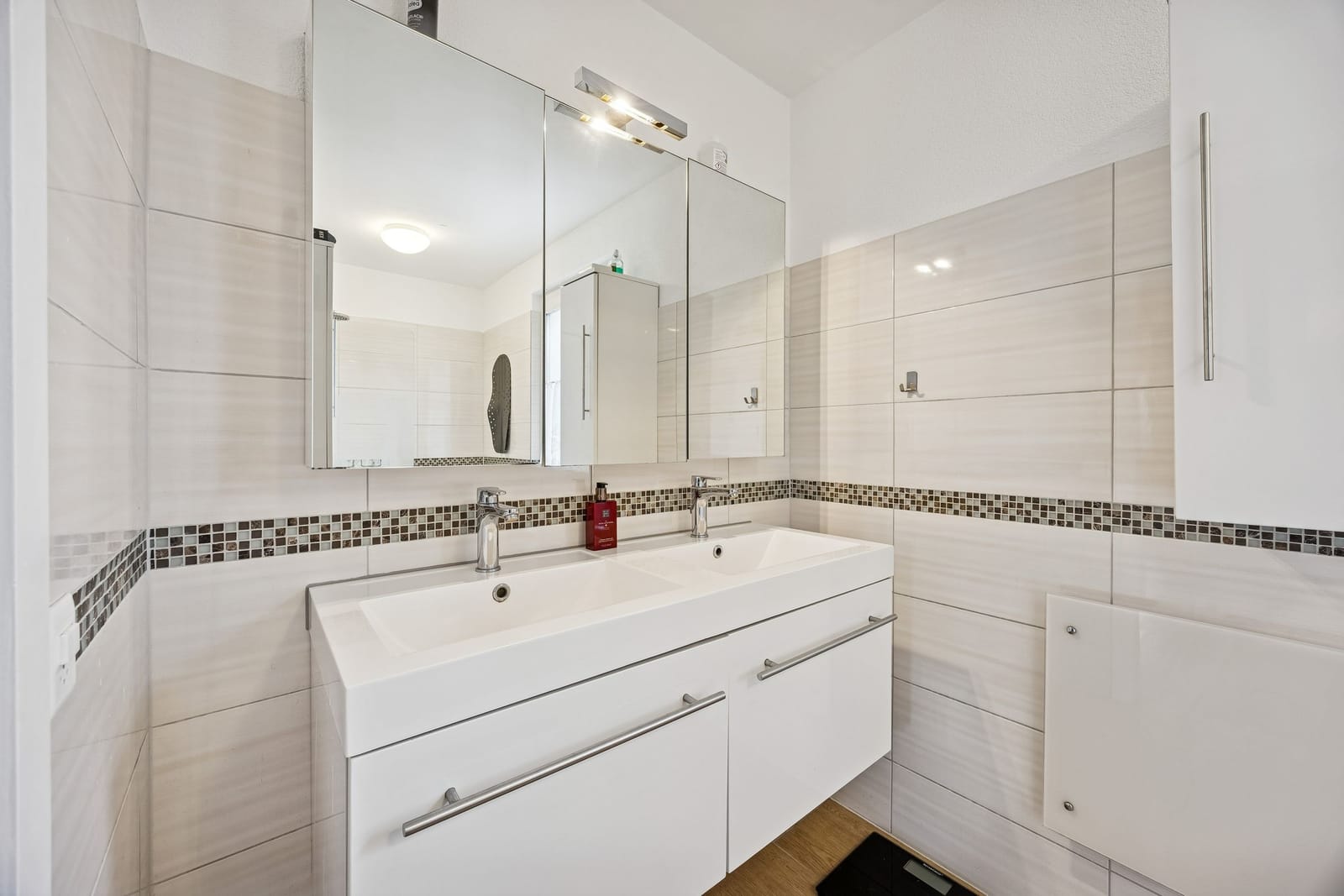 Renoviertes 5.5-Zimmer-Reihenhaus mit 166 m² Gesamtfläche & grosser Terrasse — Ansicht 16