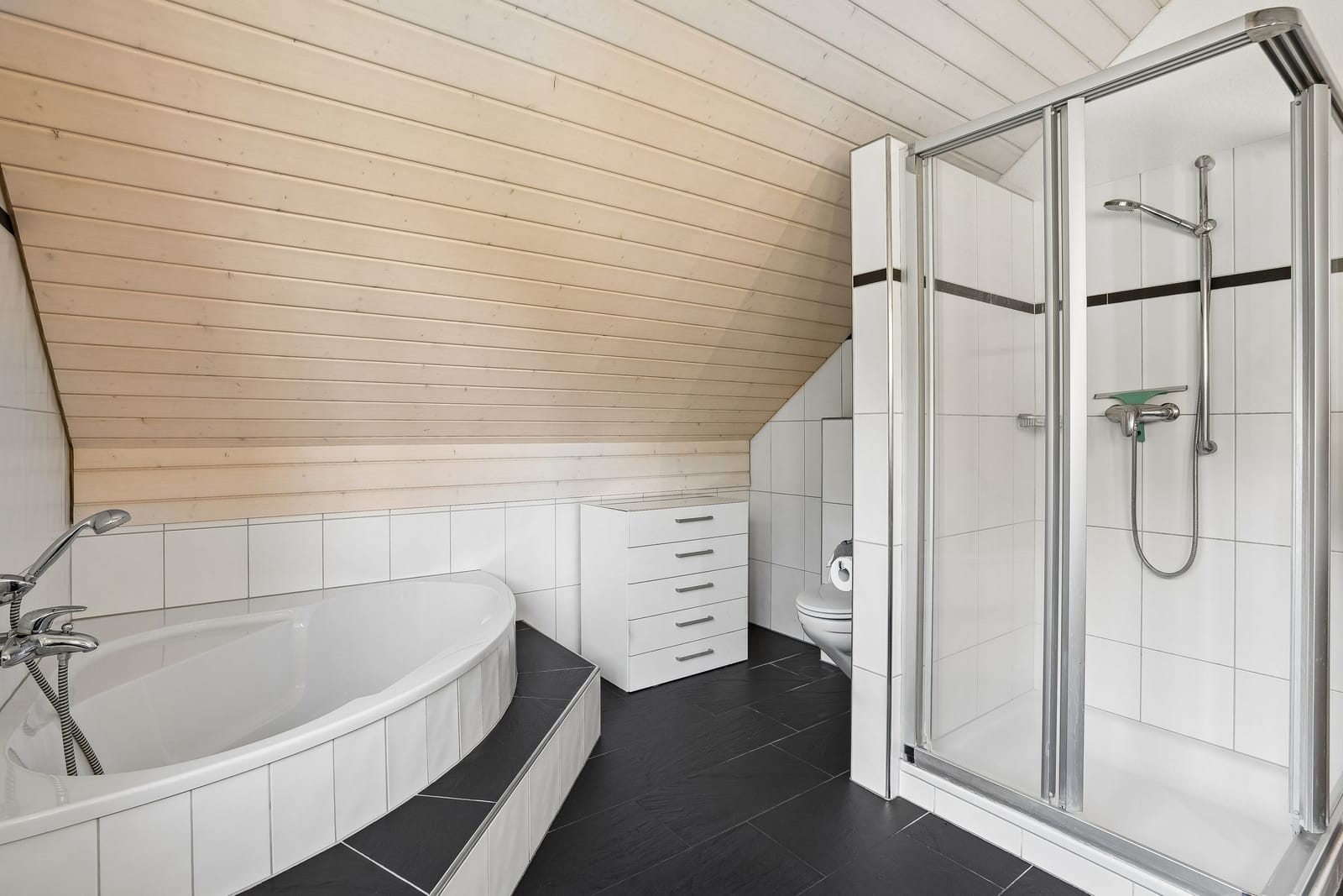 Einziehen und wohlfühlen – gepflegtes 5.5 Zimmer Einfamilienhaus — Ansicht 6