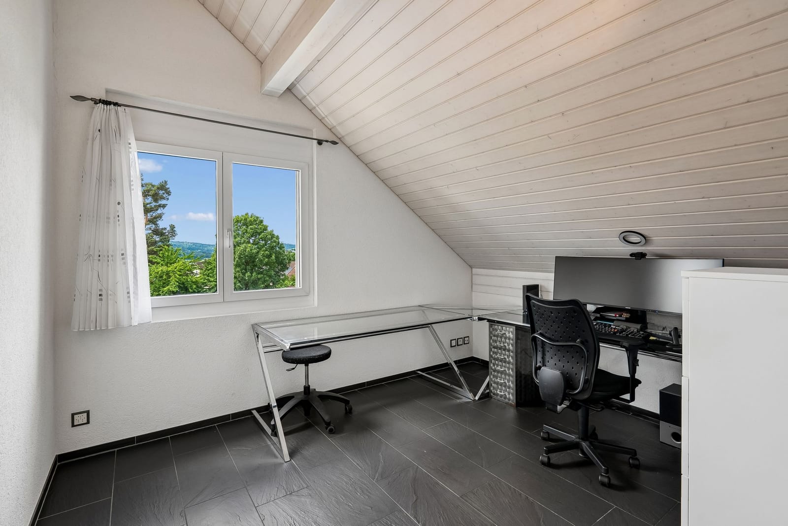 Einziehen und wohlfühlen – gepflegtes 5.5 Zimmer Einfamilienhaus — Ansicht 9
