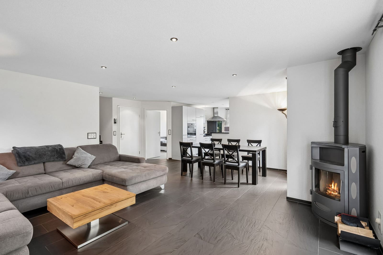 Einziehen und wohlfühlen – gepflegtes 5.5 Zimmer Einfamilienhaus — Ansicht 2