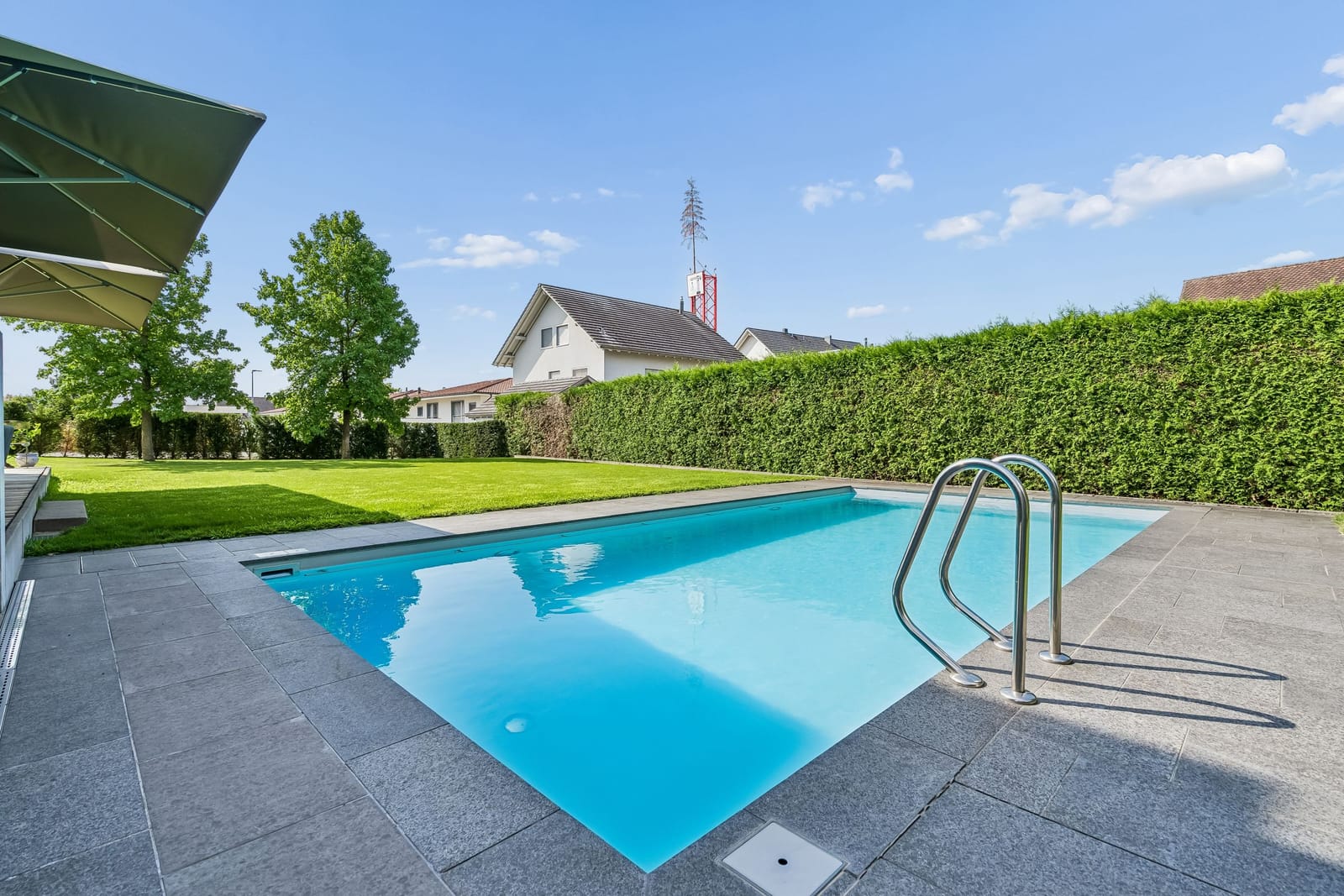 Wohnen wie im Ferienresort – Architektenhaus mit Pool und Garten — Ansicht 2