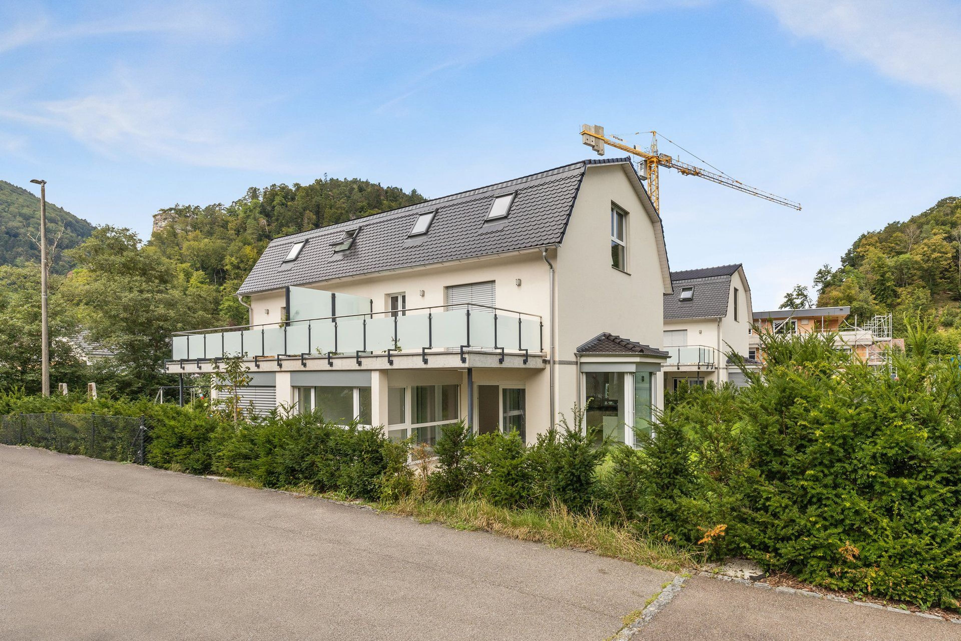 Stilvolles Wohnen: 5.5-Zimmer-Doppelhaus mit Wintergarten - 9
