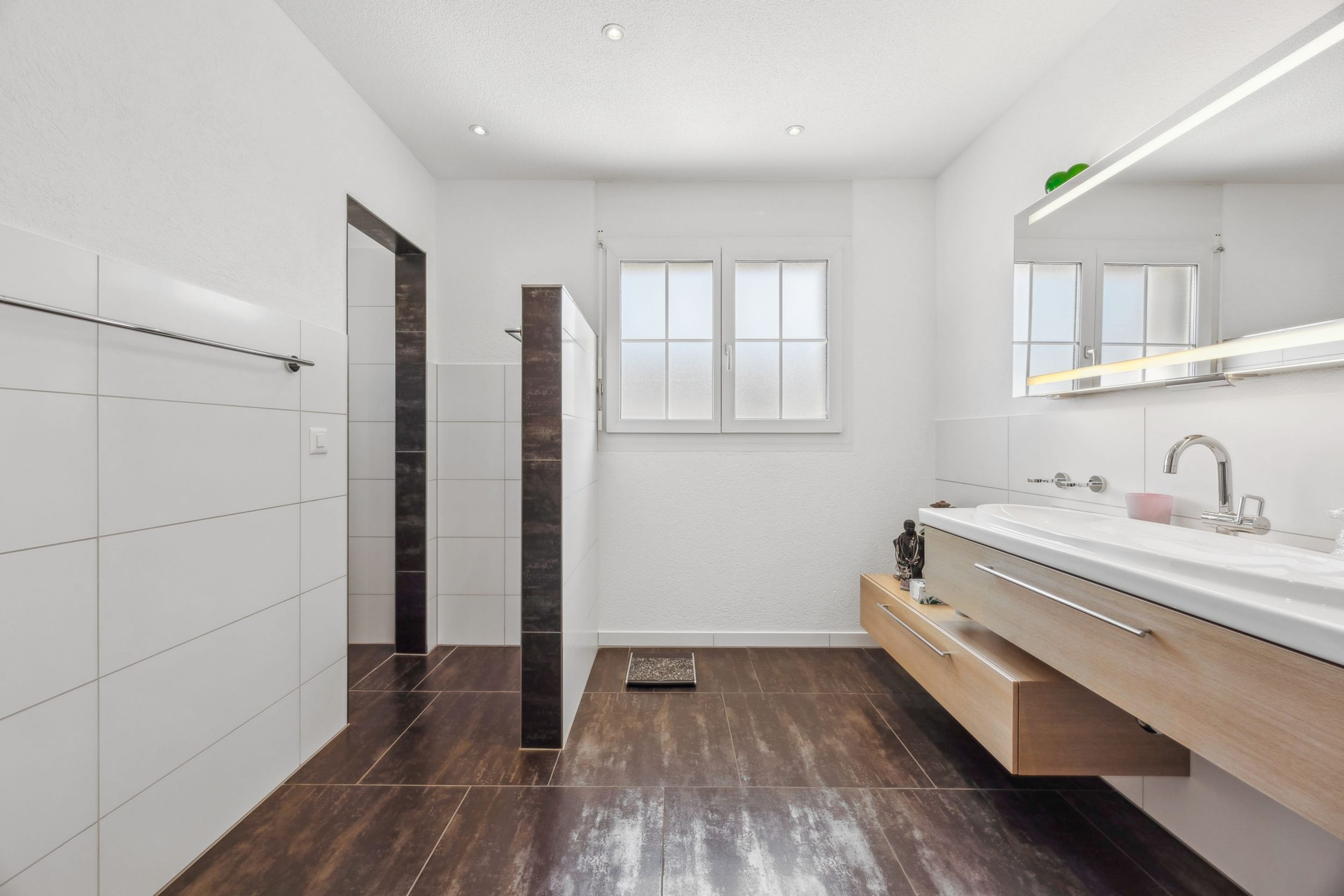 Gepflegtes Einfamilienhaus in Suhr – ruhige Wohnlage, modernes Ambiente und durchdachte Architektur - 7
