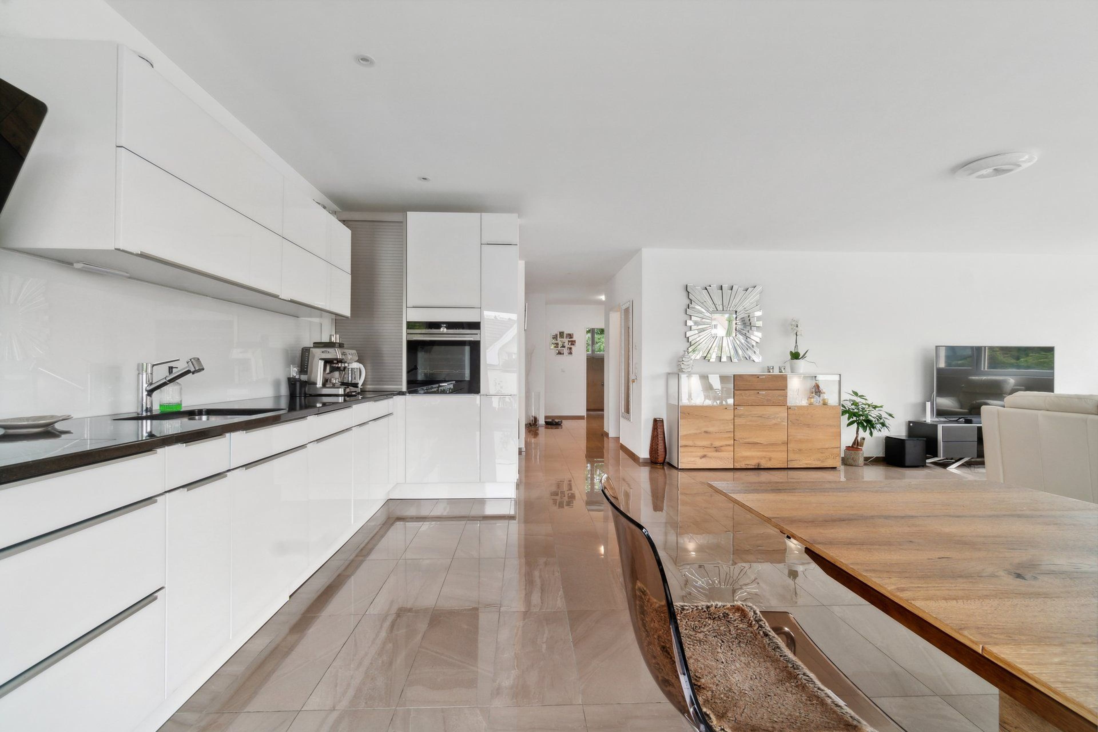 Zentrale und helle Wohnung - Bild 1
