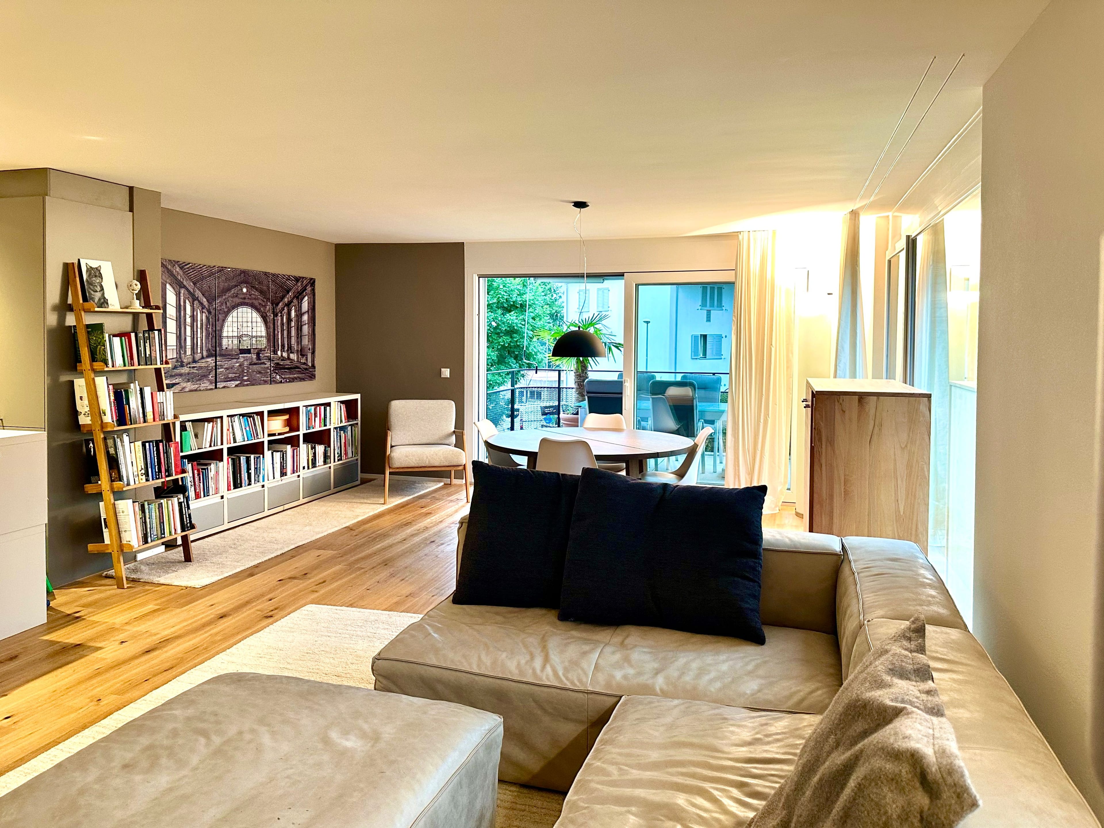 Lichtdurchflutete Designer-Wohnung mit Loft-Charakter in Wetzikon - Bild 2