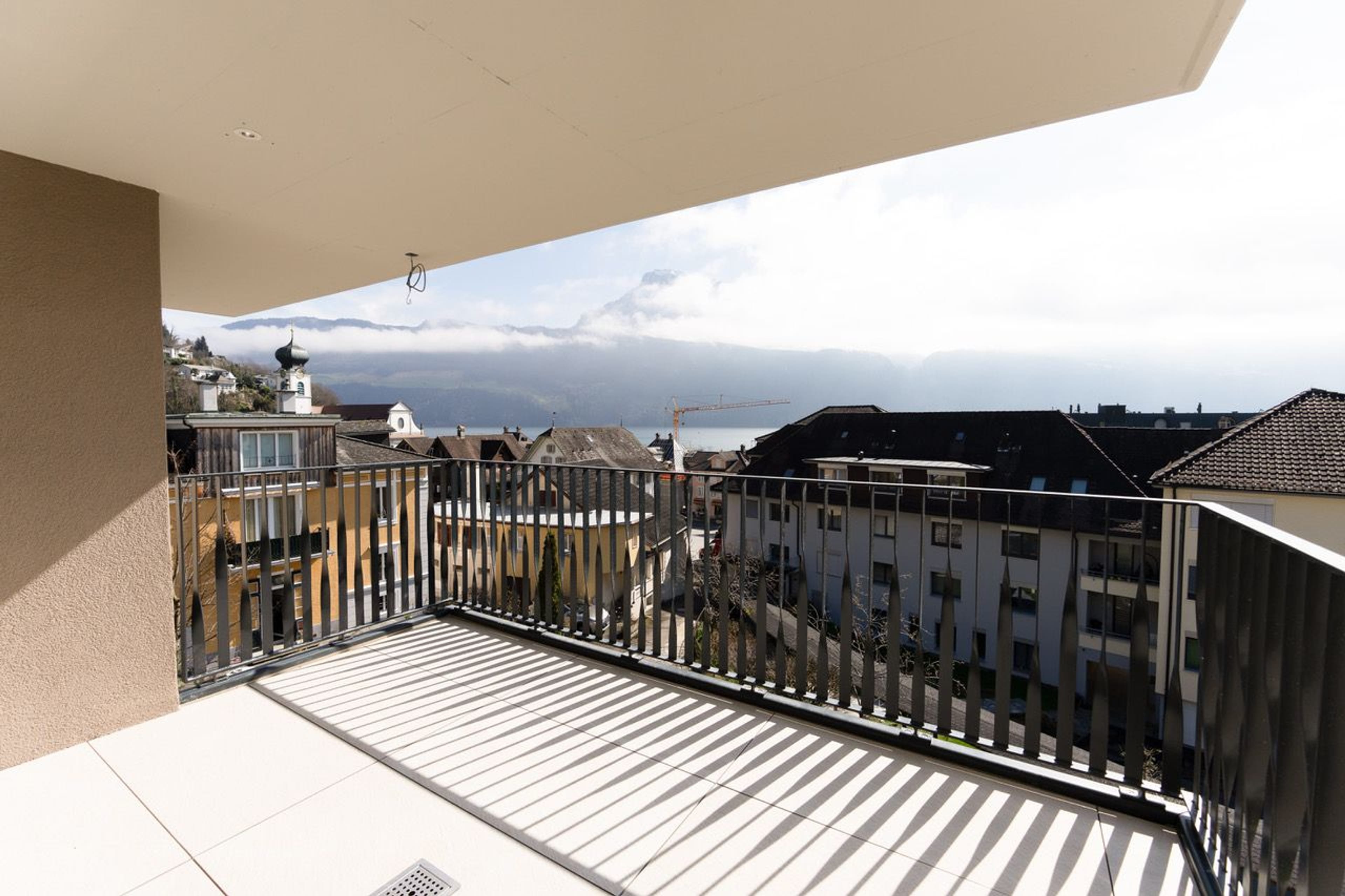 Exklusives Apartment mit Berg- und Seesicht - 2