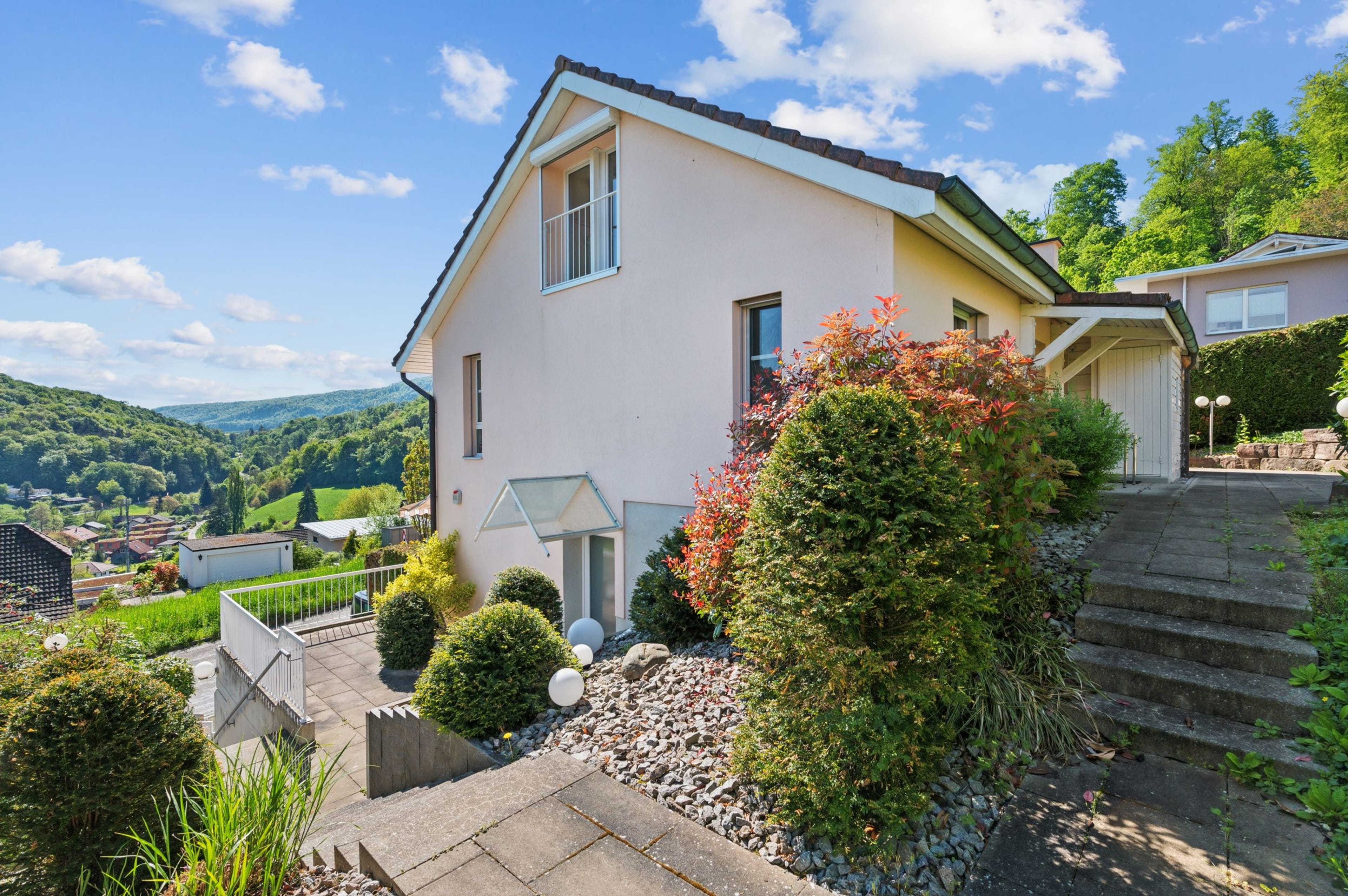 Modernes 6.5-Zimmer-Einfamilienhaus mit eindrucksvollem Panoramablick - Bild 1