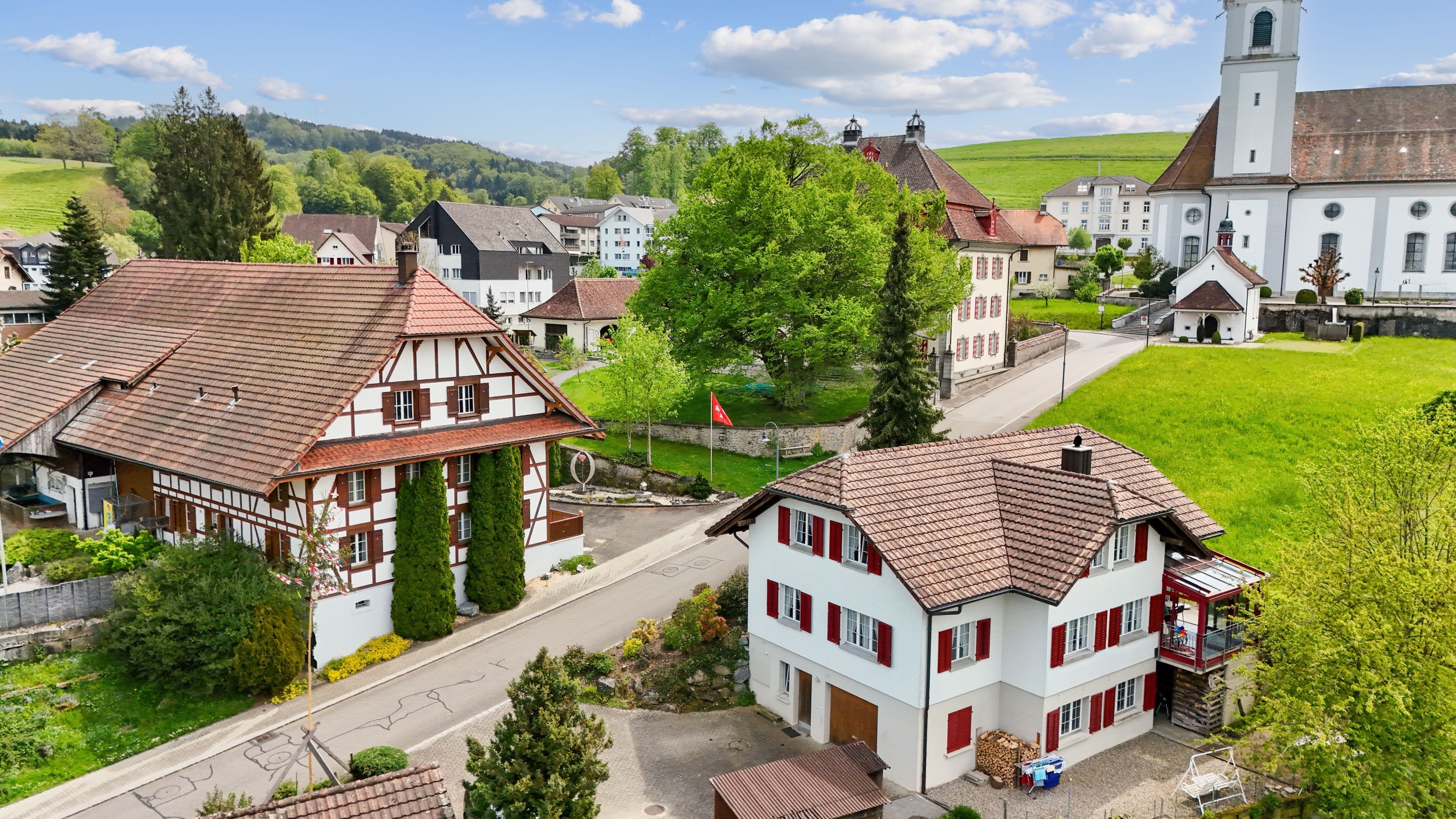 6.5 Zimmerwohnhaus mit Gartenparadies. Geeignet auch als Tierpension. - Bild 1