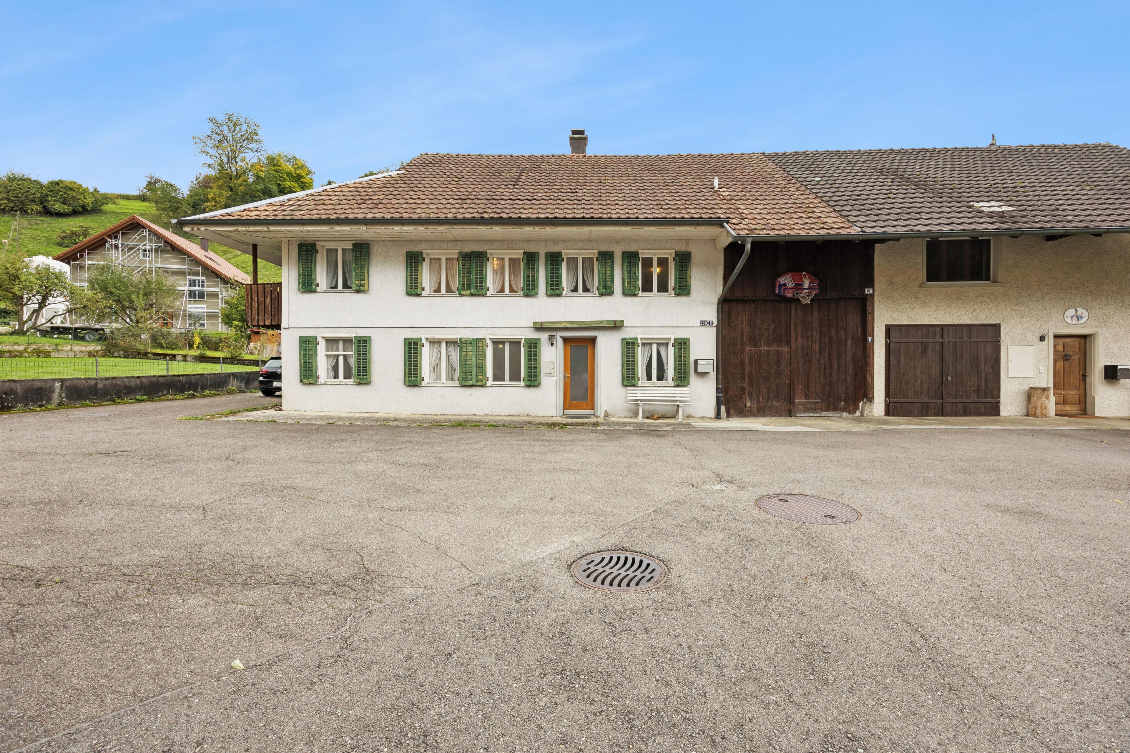 Grosszügiges 7-Zimmer-Haus in Leibstadt mit grosser Dachterrasse und viel Potenzial - Bild 1