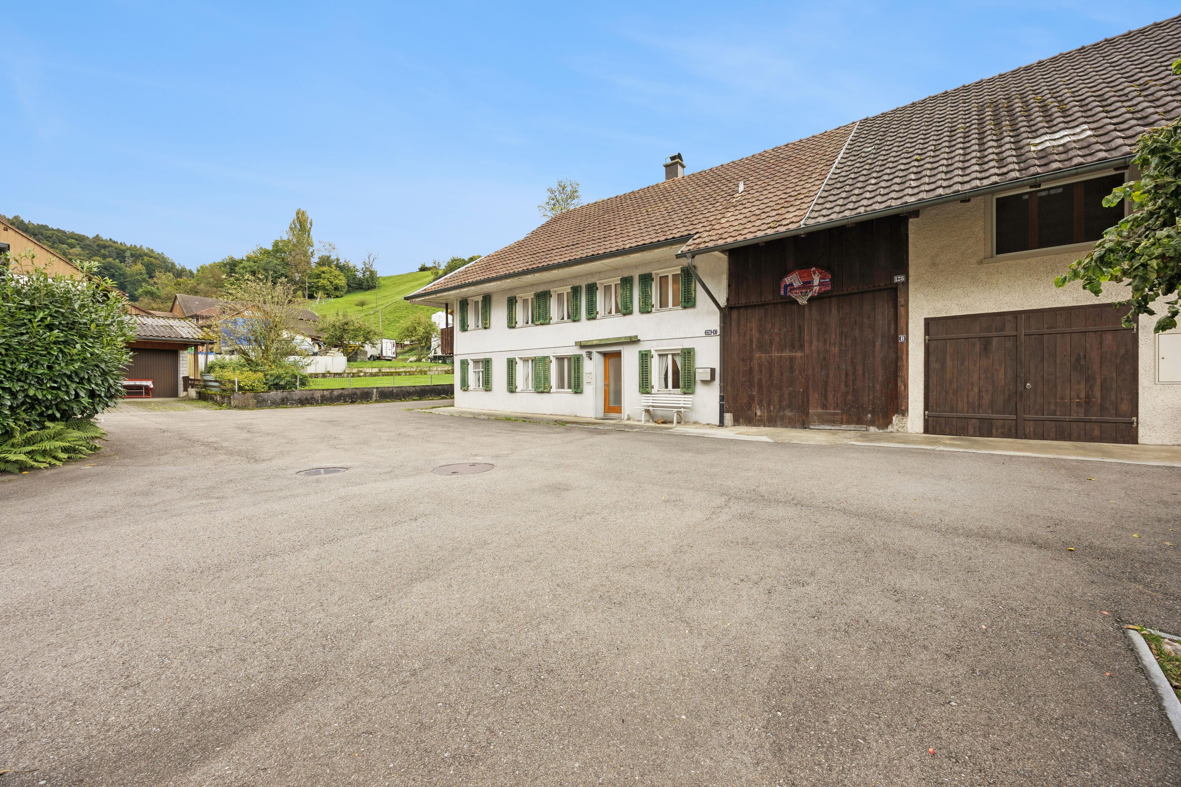 Grosszügiges 7-Zimmer-Haus in Leibstadt mit grosser Dachterrasse und viel Potenzial - Bild 2