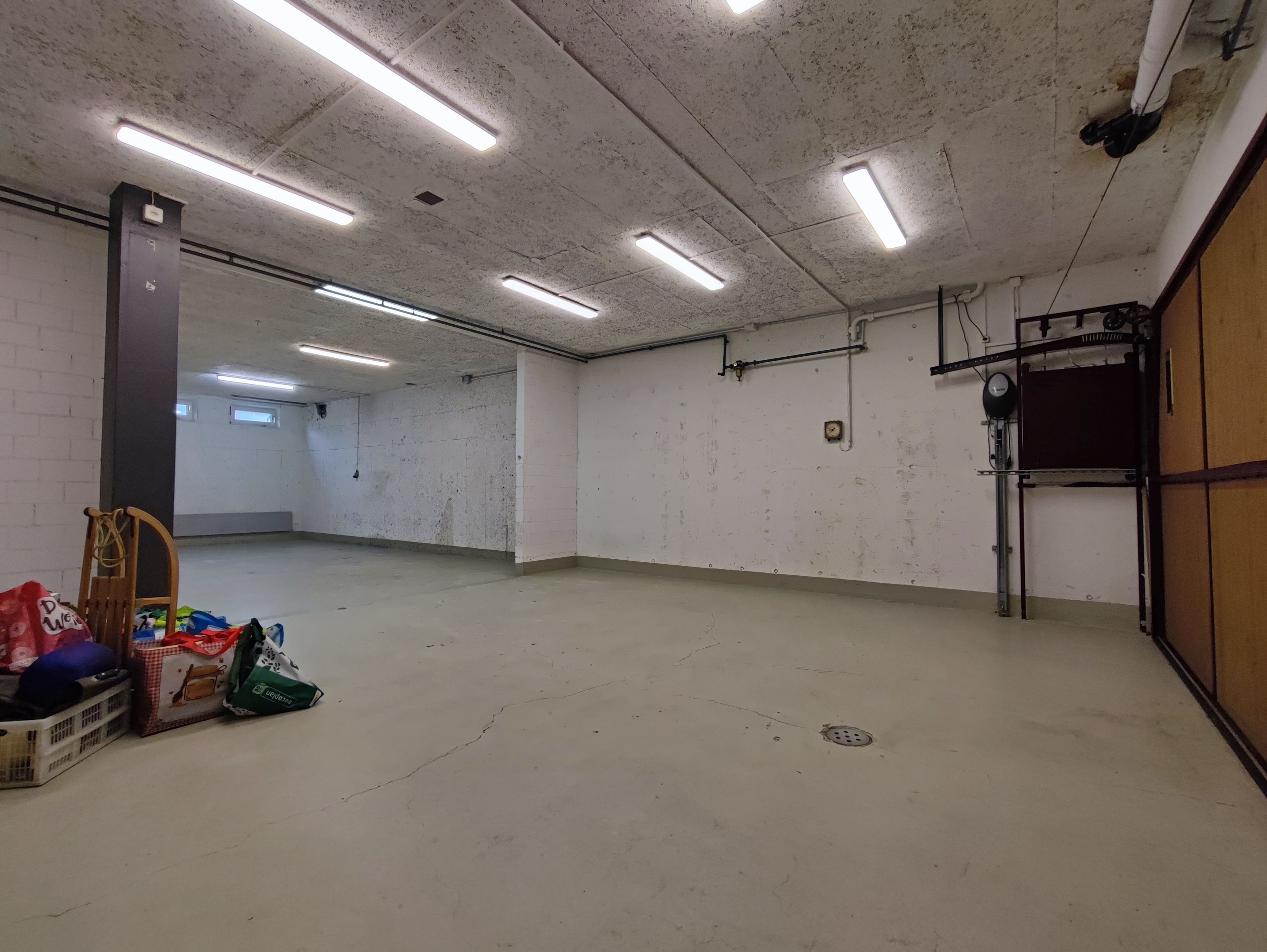 Gewerberaum mit viel Platz für Autos - Bild 3