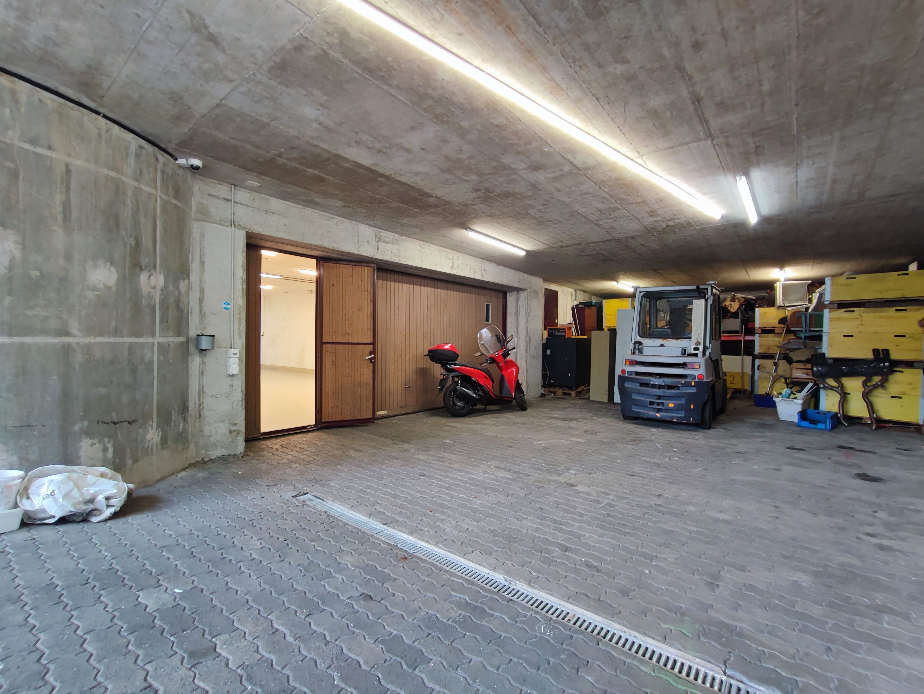 Gewerberaum mit viel Platz für Autos - Bild 6