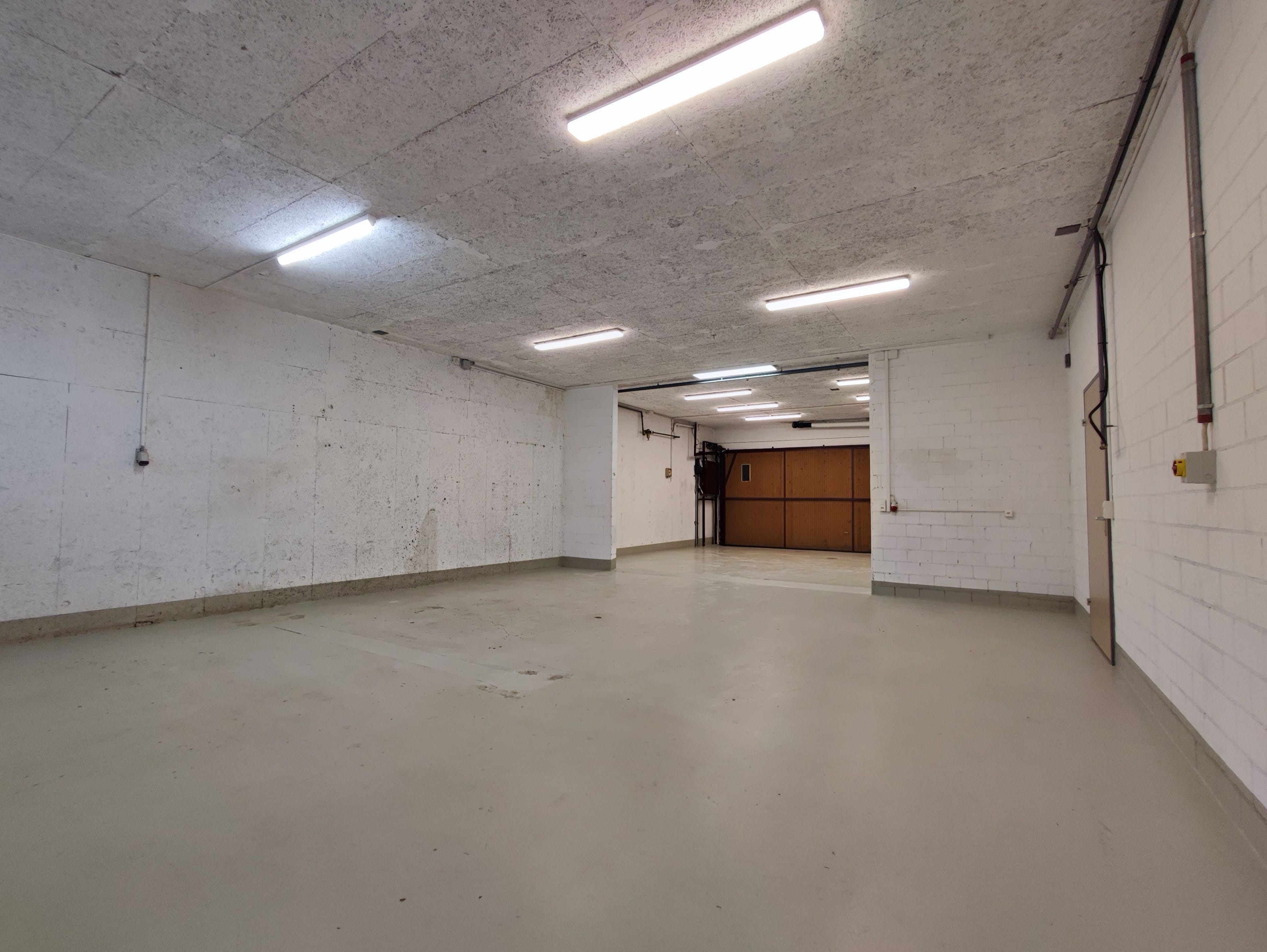 Gewerberaum mit viel Platz für Autos - Bild 1