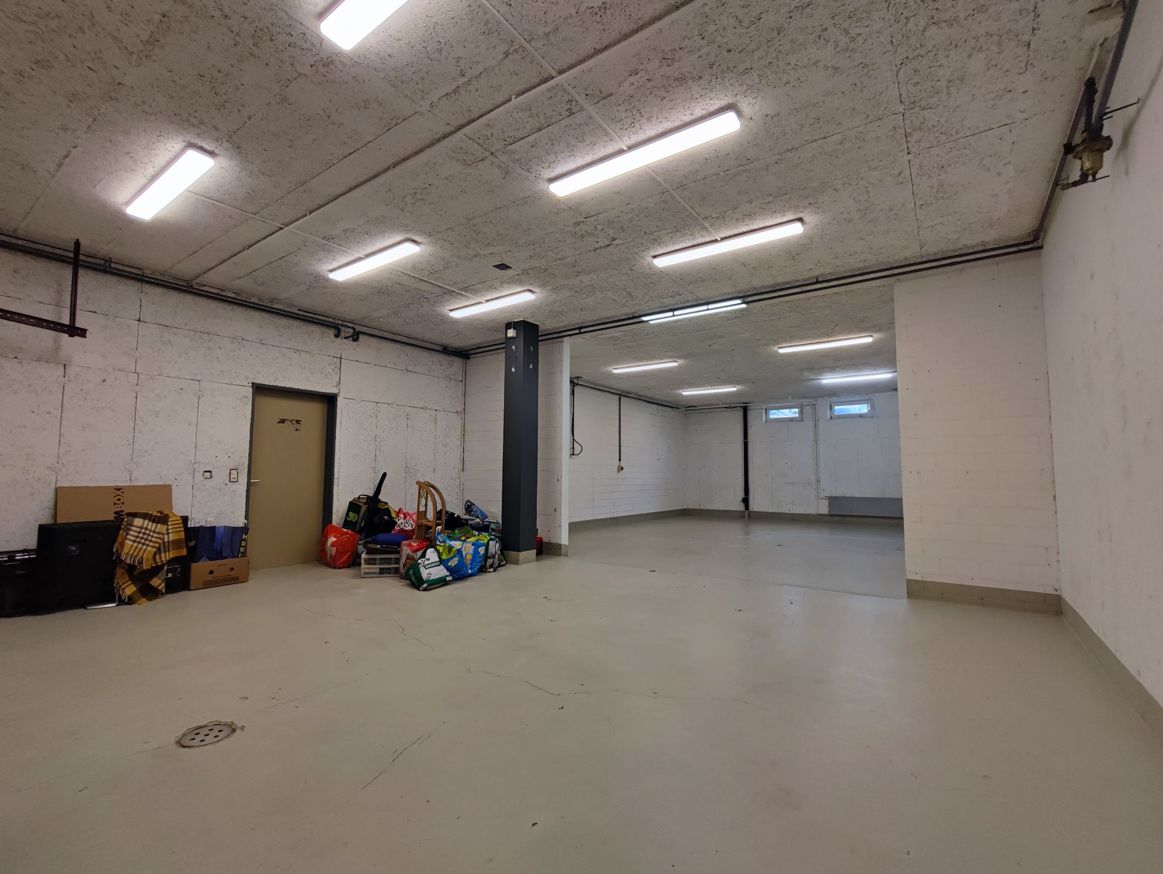 Gewerberaum mit viel Platz für Autos - Bild 2