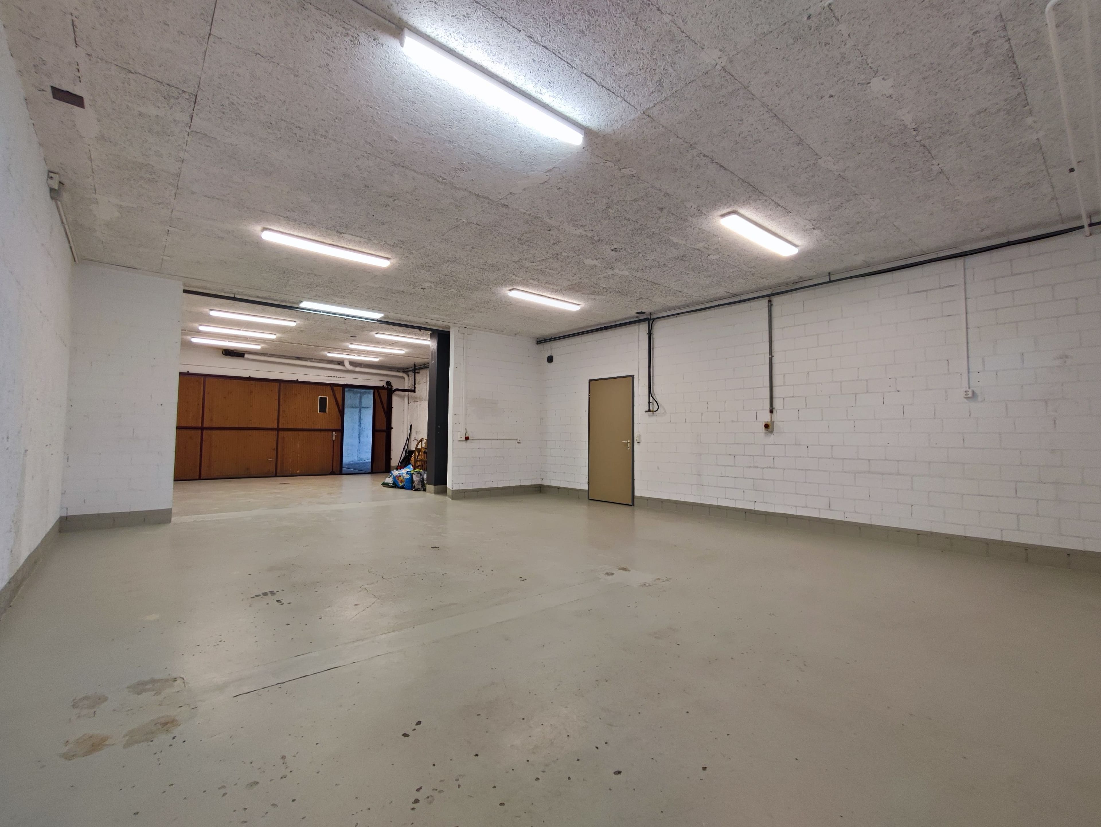 Gewerberaum mit viel Platz für Autos - Bild 4