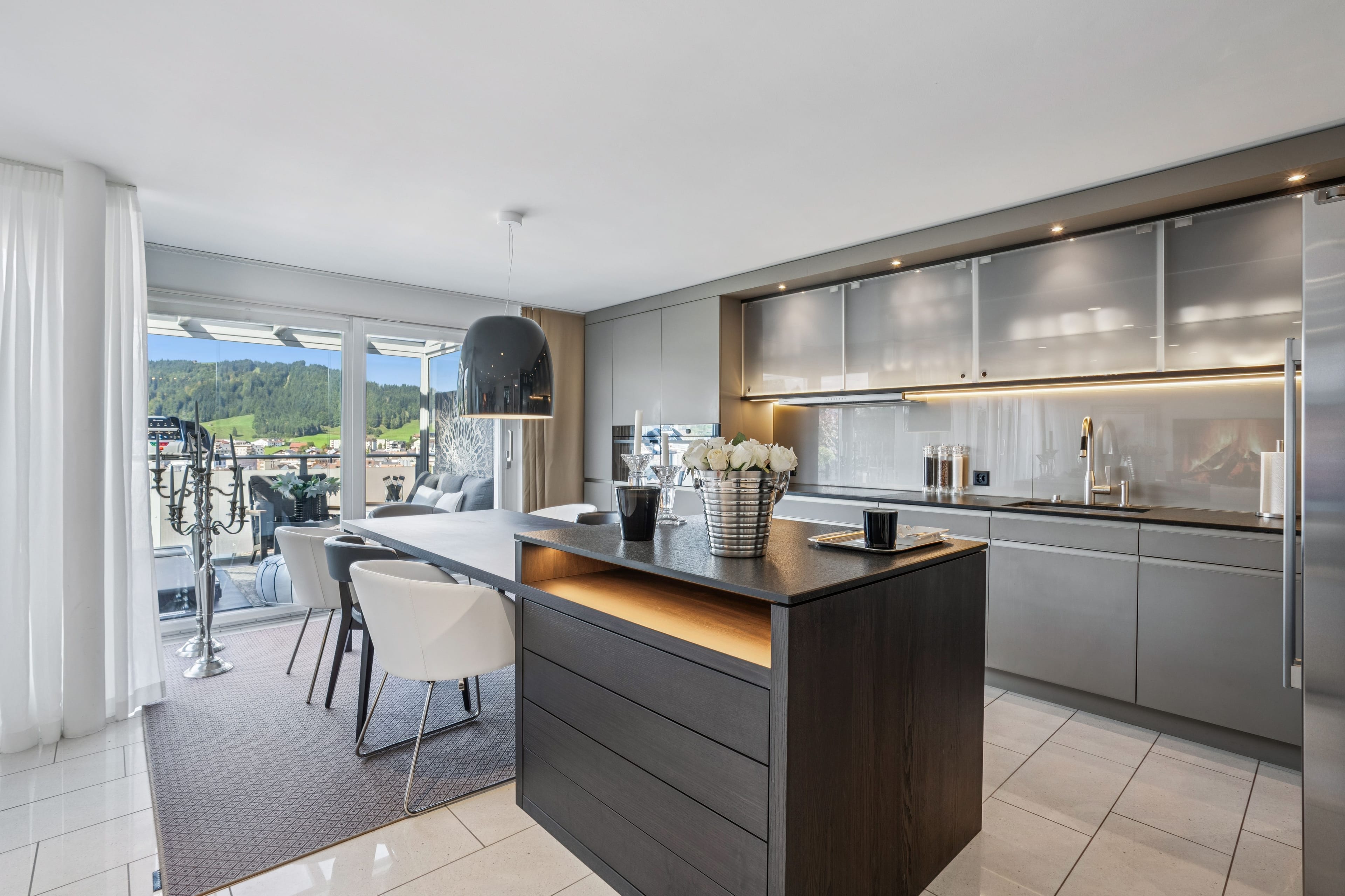 Moderne 3.5-Zimmer-Wohnung im Herzen von Einsiedeln - Bild 1