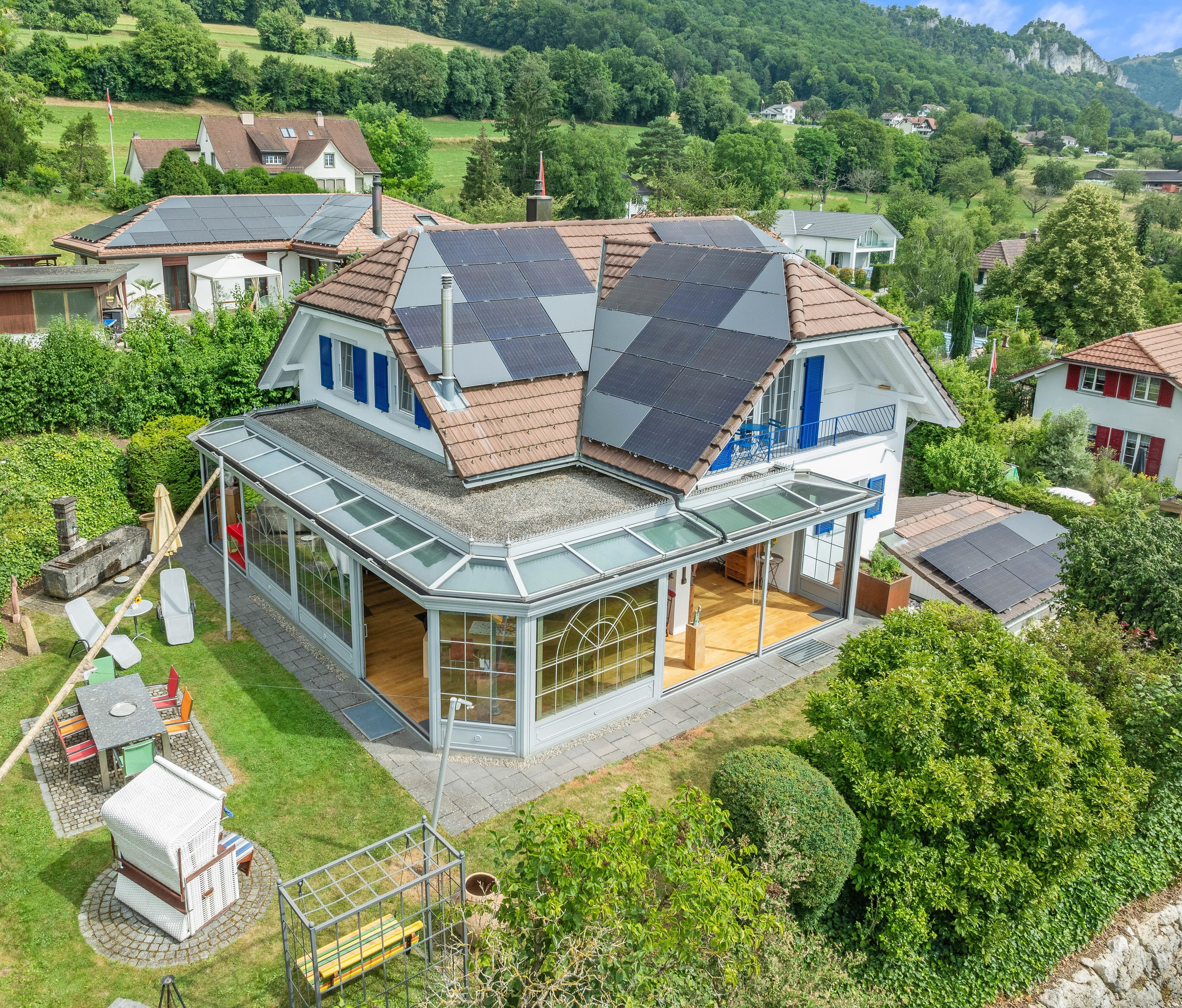 "Exklusives 7.5-Zimmer-Einfamilienhaus mit Wintergarten und Solaranlage" - Bild 2