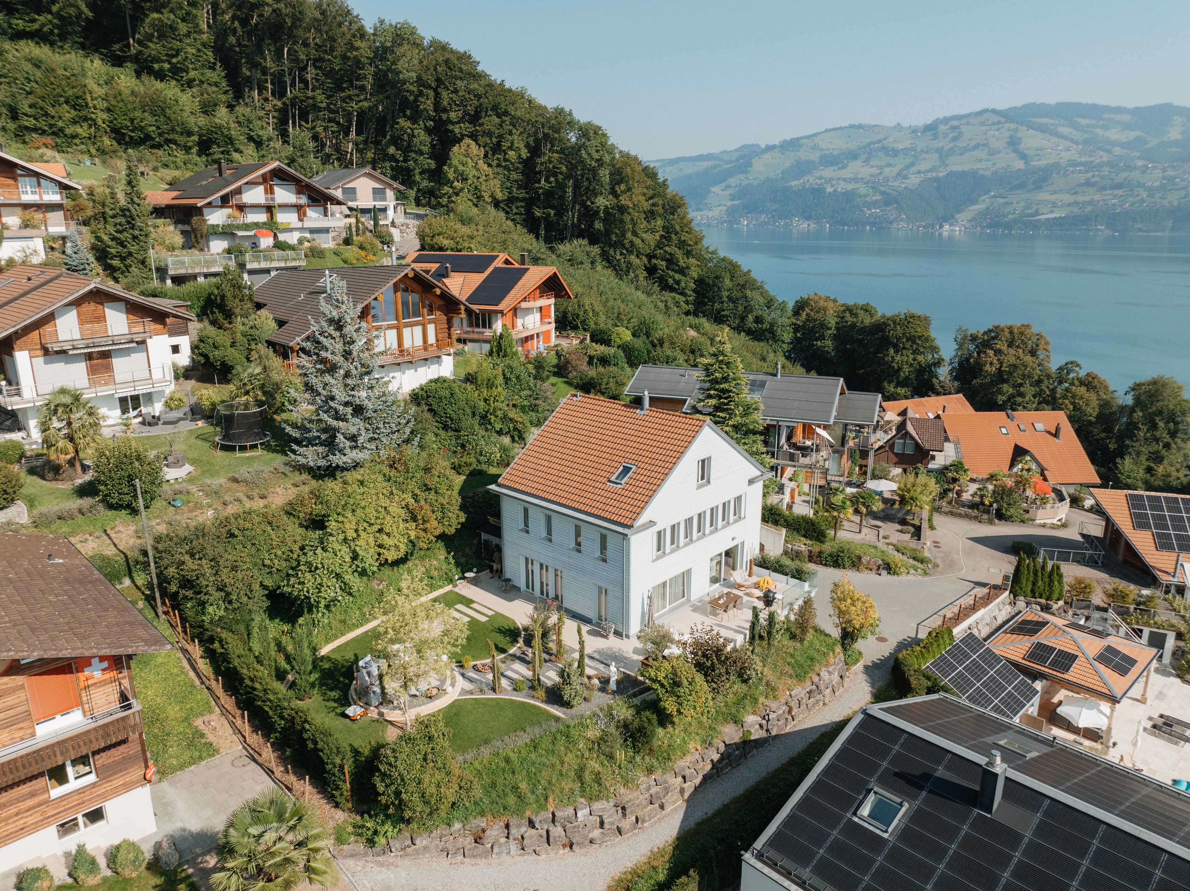 Exklusives Einfamilienhaus über dem Thunersee: Licht. Raum. Aussicht. - Bild 1