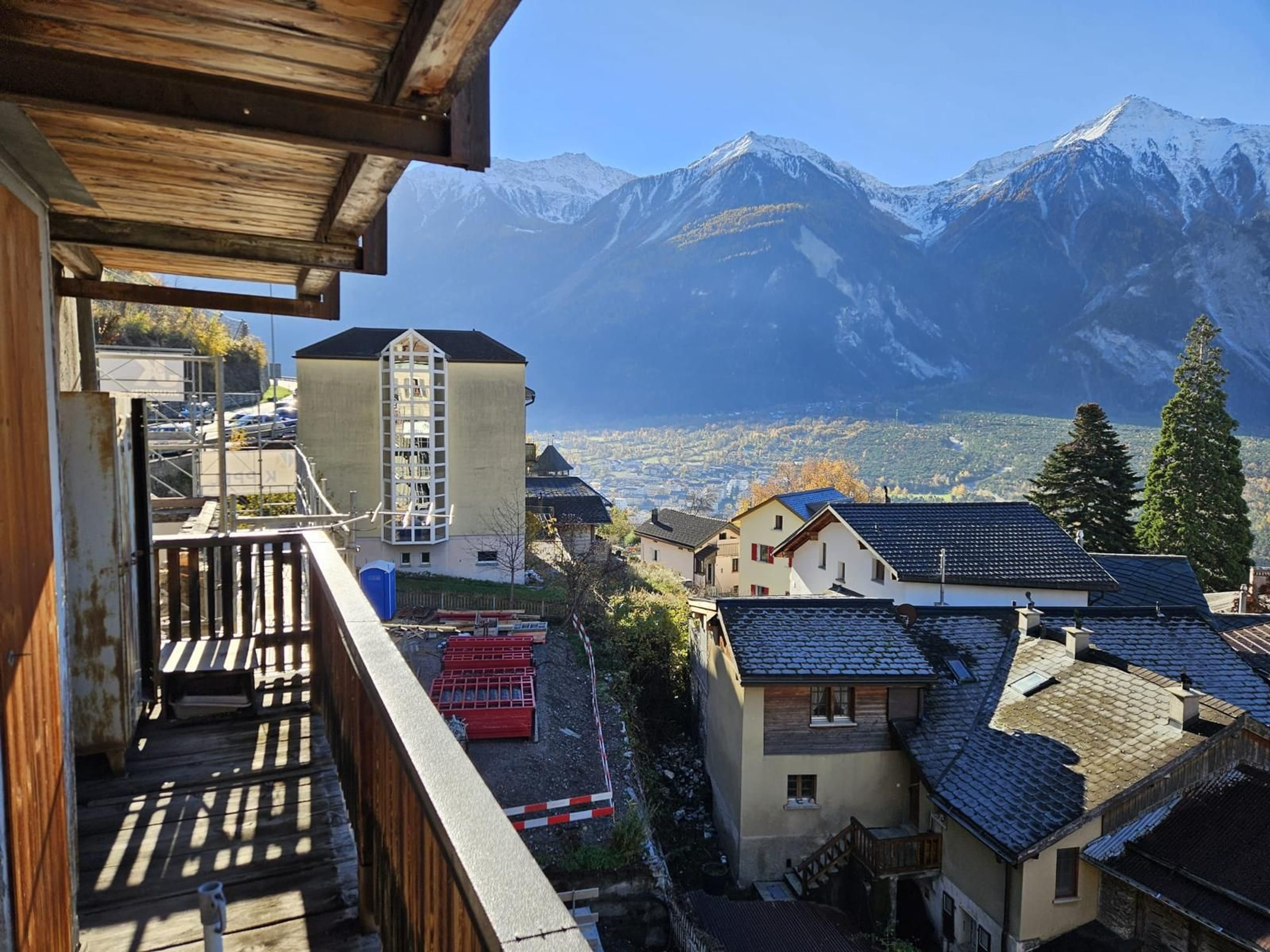 2/3 eines sanierungsbedürftigen Hauses im Wallis - Bild 1