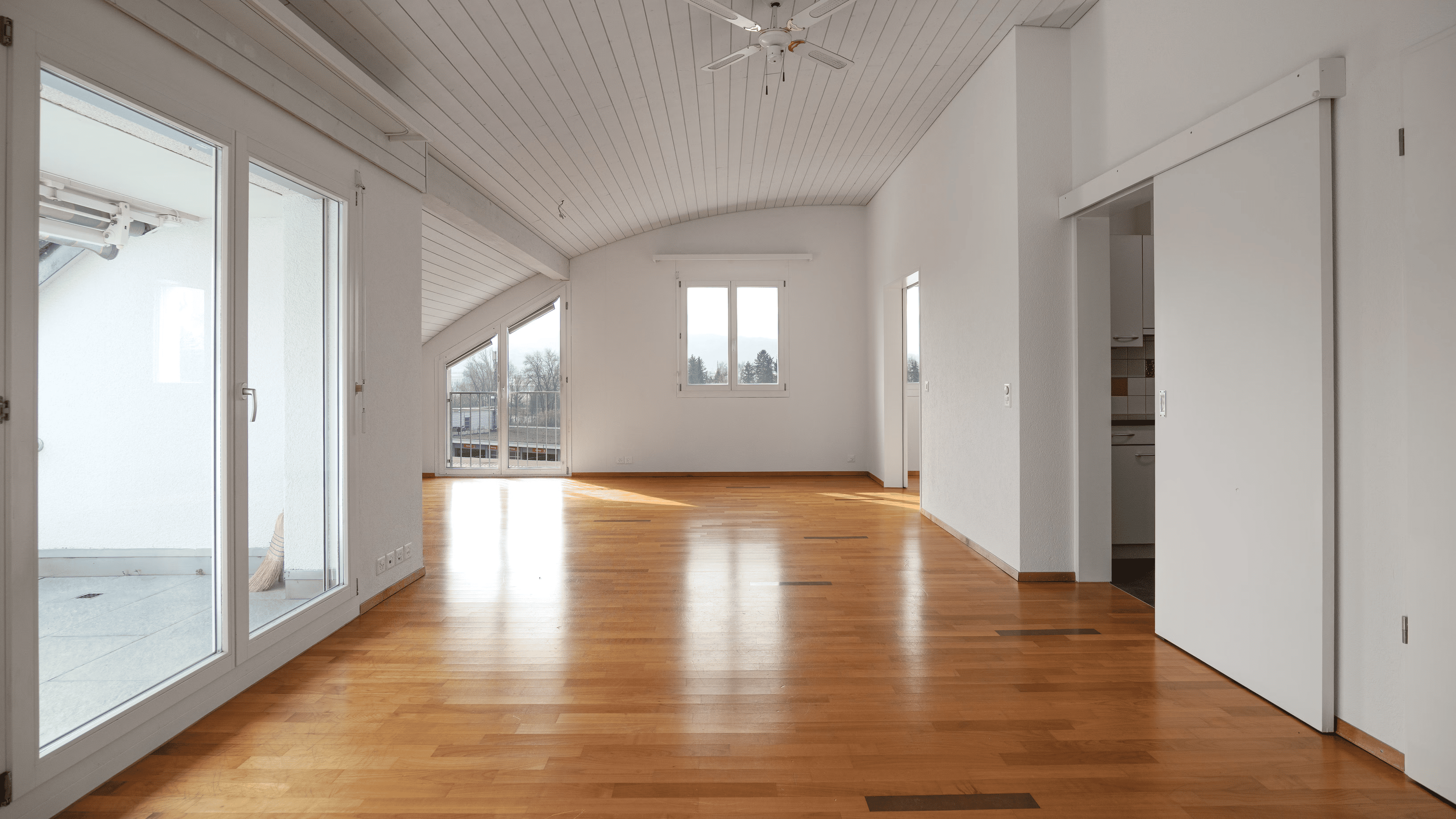 Helle  5.5-Zi.-Dachwohnung mit Balkon in Unterengstringen - Bild 2