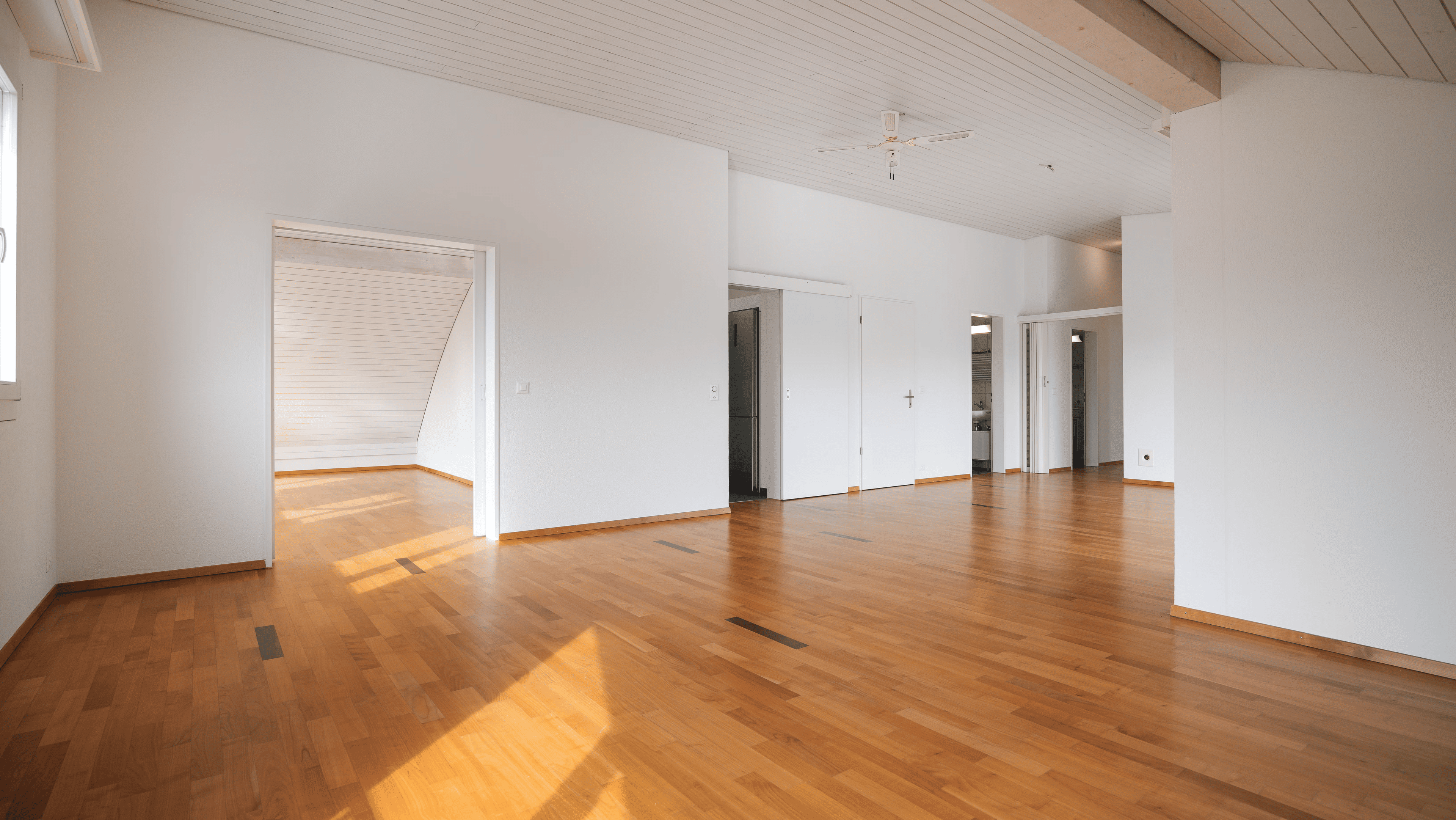 Helle  5.5-Zi.-Dachwohnung mit Balkon in Unterengstringen - Bild 4