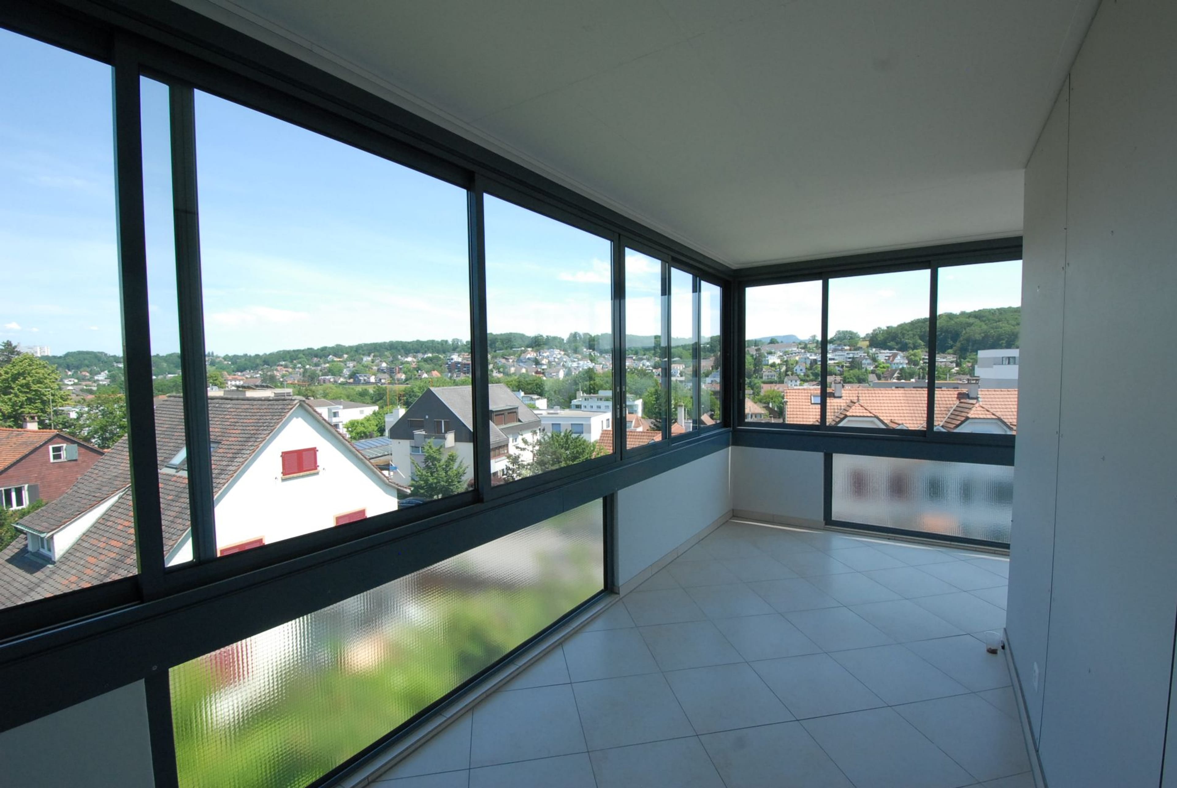 Helle 4-Zimmer-Wohnung mit grossem Balkon in Oberwil kaufen - Bild 1