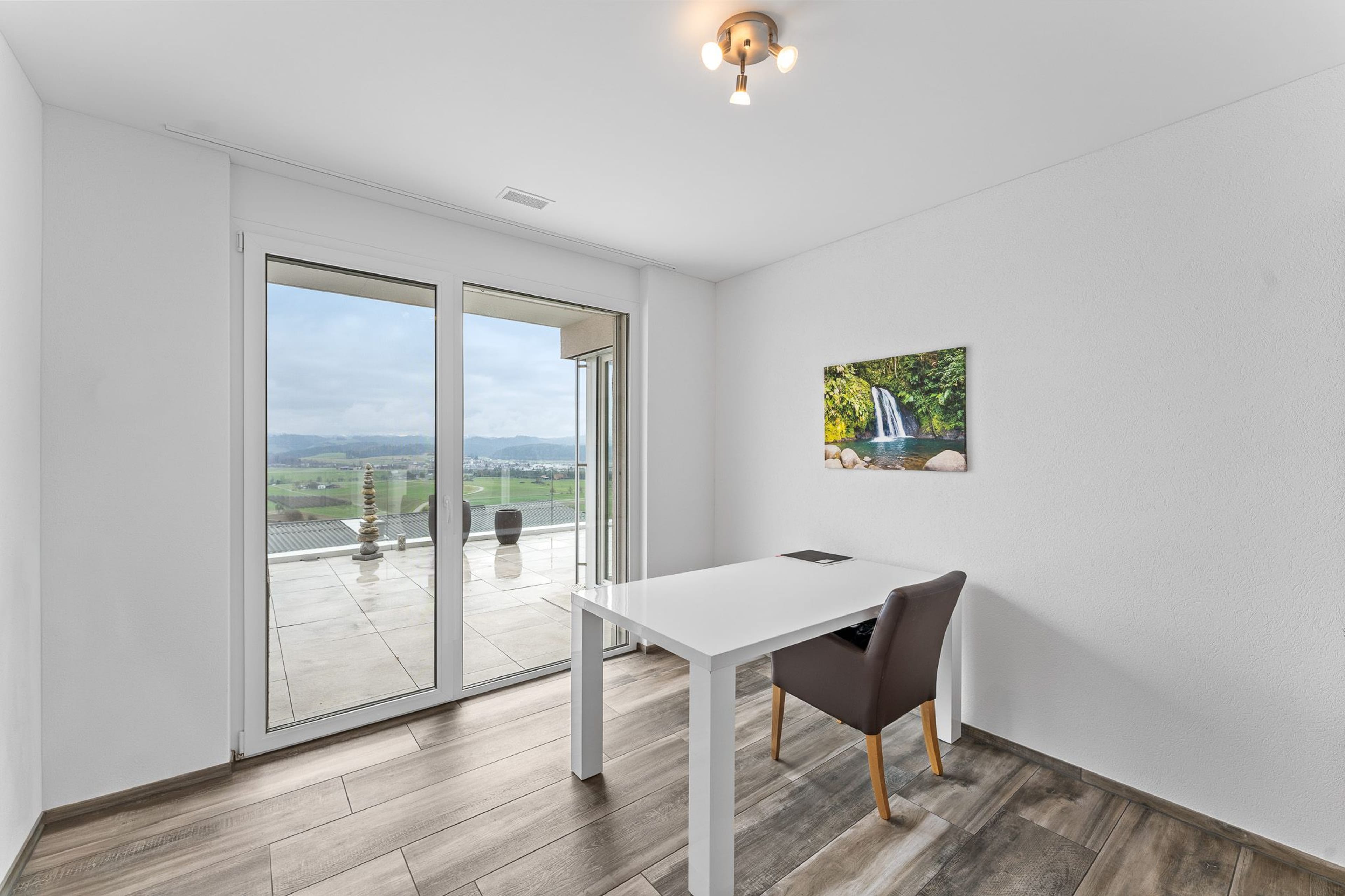 Weitblick von der grosszügigen Terrasse geniessen! - 16