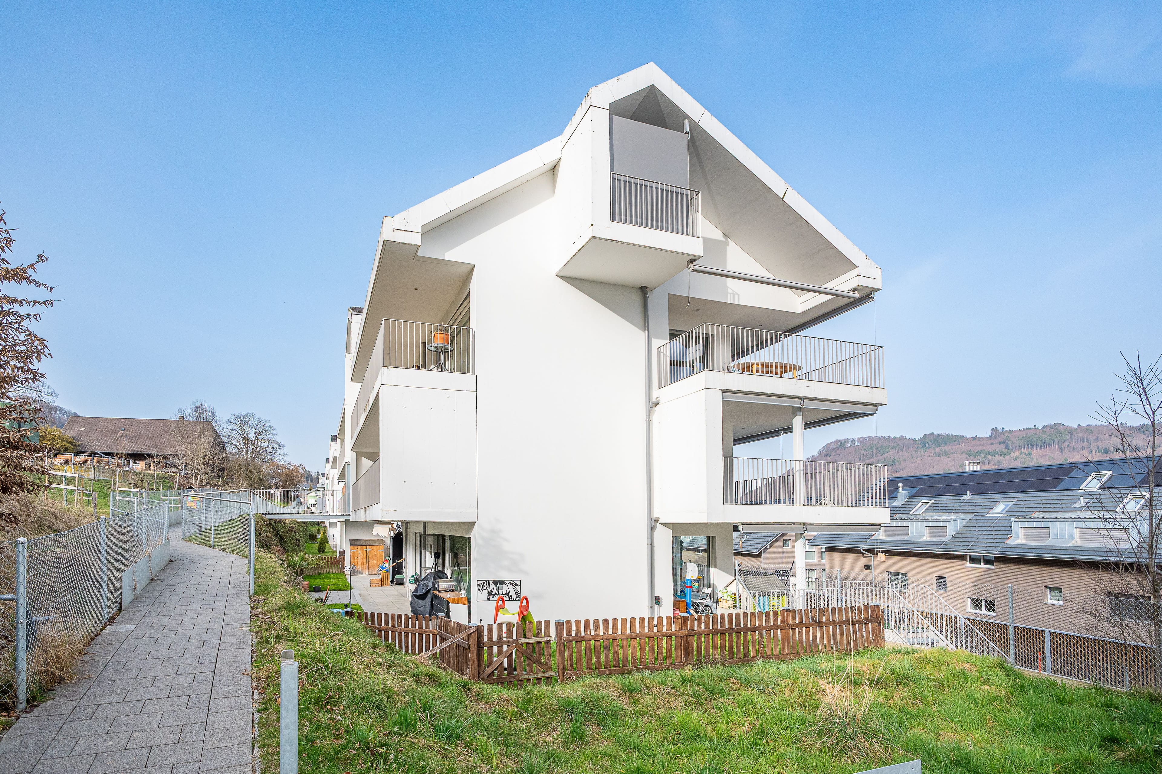 Moderne 3.5-Zimmer-Gartenwohnung mit grossem Aussenbereich in Toffen zu verkaufen - Bild 1