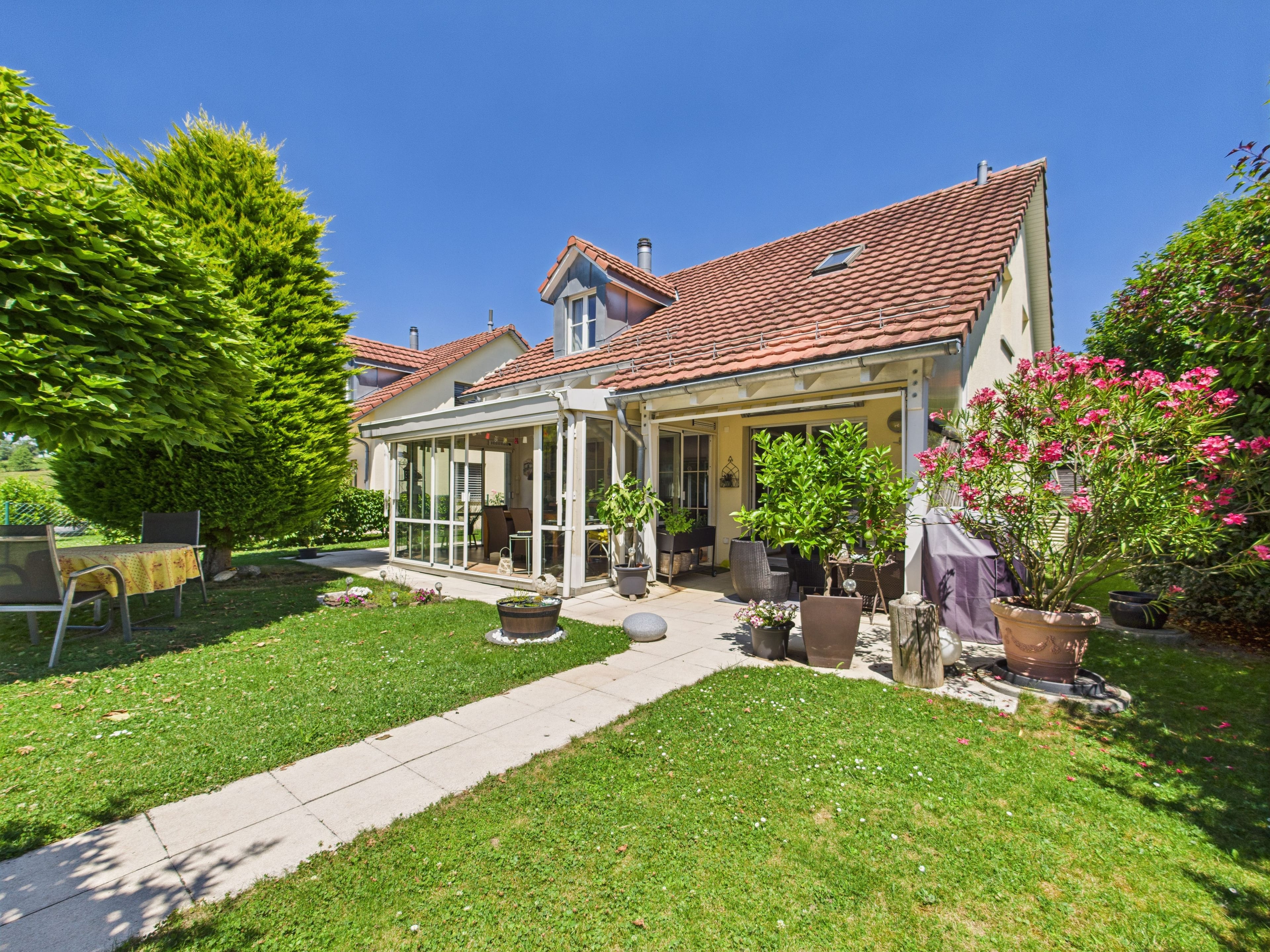 Wohntraum für Familien – 5.5 Zimmer, Pool, Garten & Bergblick - Bild 1