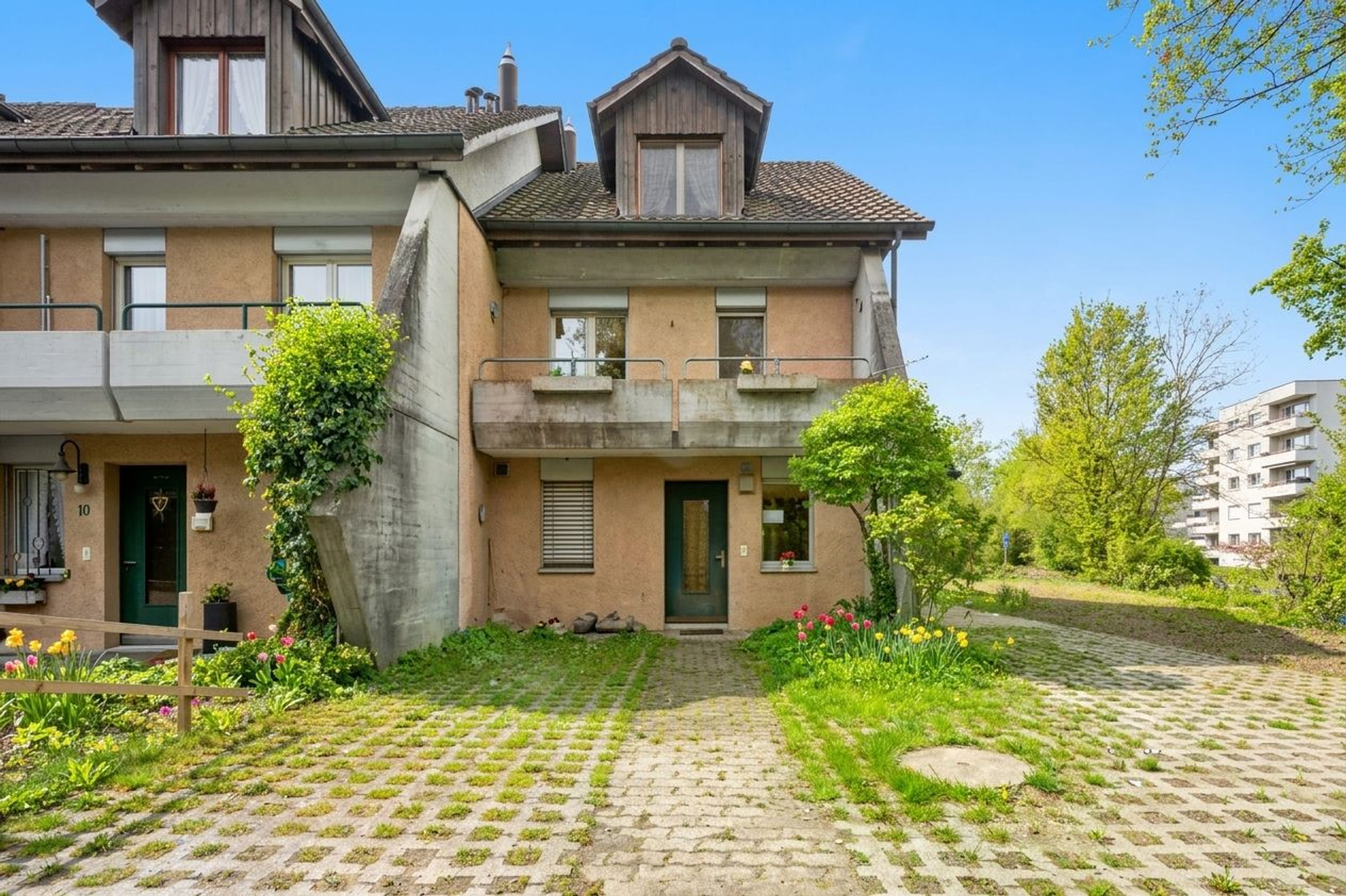 Affoltern am Albis: 5-Zi.-Eckhaus mit Garten - kaufen - Bild 1