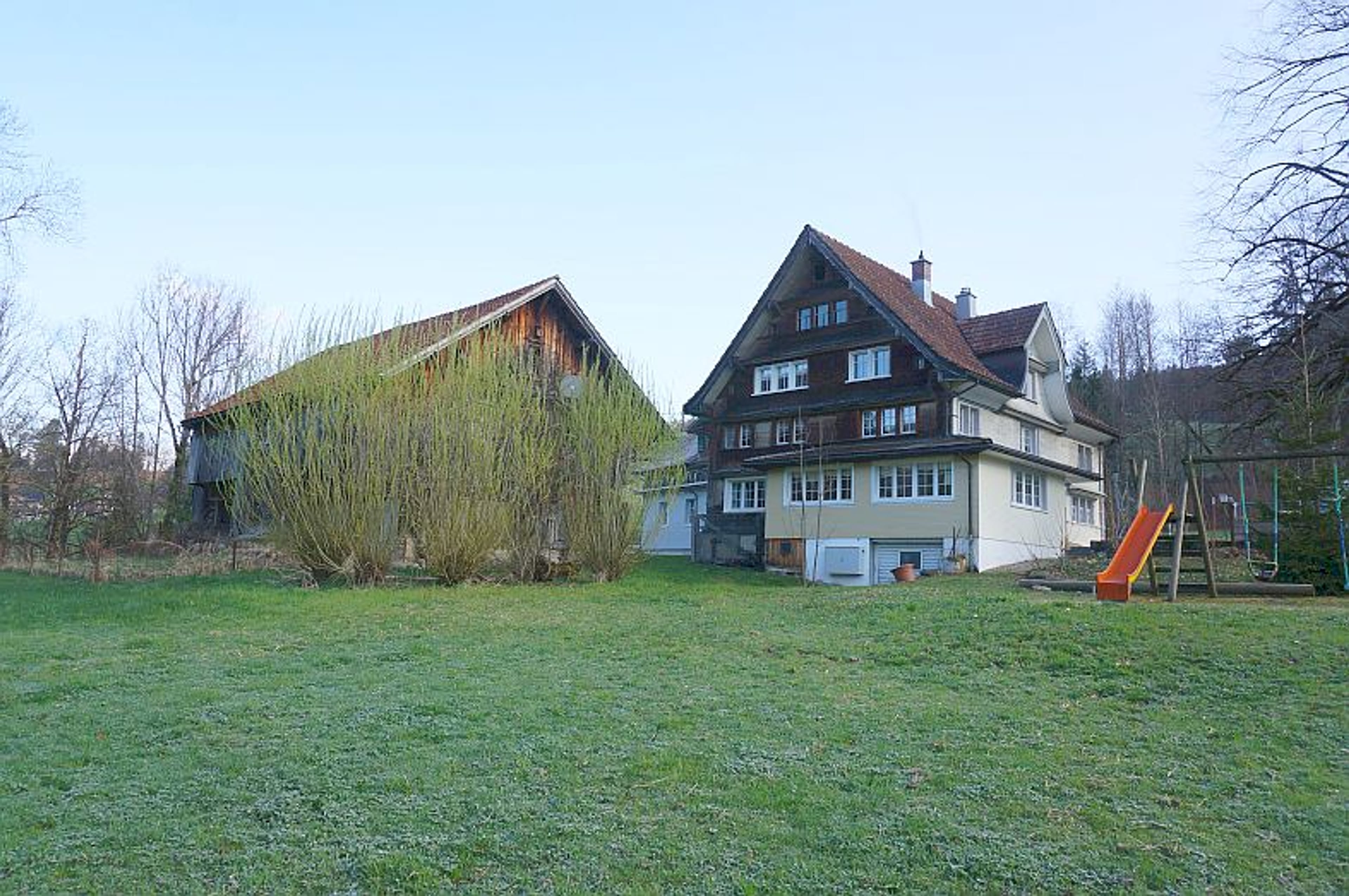 Ensemble mit Gasthaus, 2 Wohnungen & Scheune in Nesslau - kaufen - 7